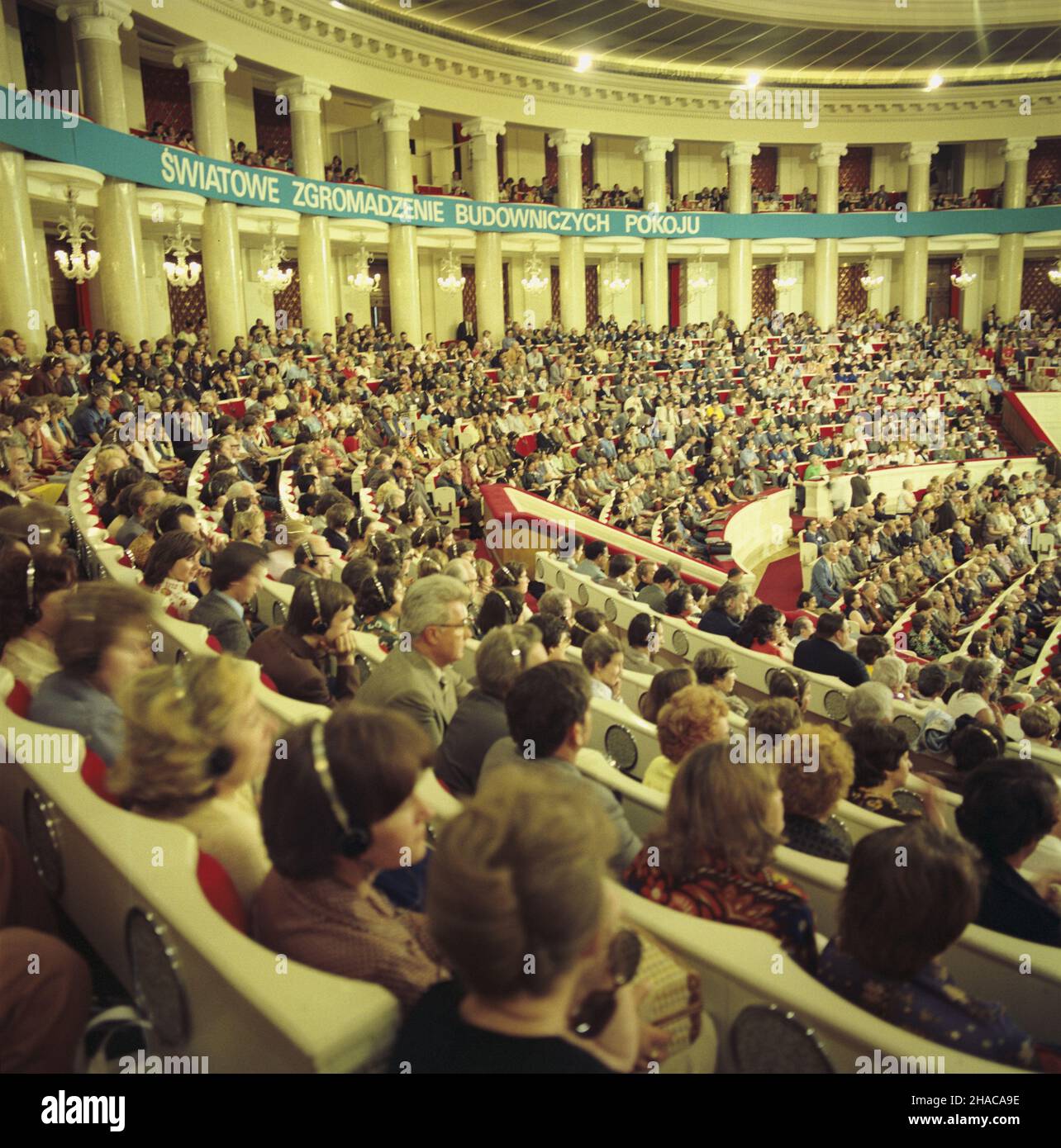 Warszawa 06.05.1977. Œwiatowe Zgromadzenie Budowniczych Pokoju w Sali Kongressowej Pa³acu Kultury i Nauki (6-13.05.1977). NZ. Delegaci na sali obrad. ka PAP/Leszek £o¿yñski Warschau, 6. Mai 1977. Das Welttreffen der Friedensstifter in der Kongresshalle des Kultur- und Wissenschaftspalastes (6-13. Mai 1977). Im Bild: Die Delegierten. ka PAP/Leszek Lozynski Stockfoto