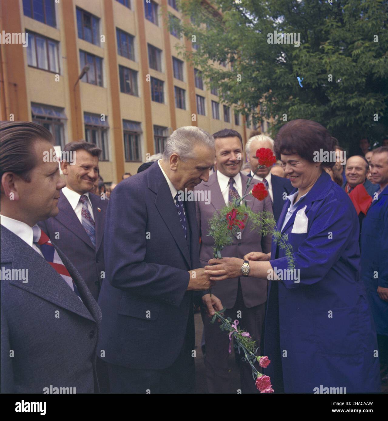 Radom 03.06.1977. Wizyta i sekretarza Komitetu Centralnego Polskiej Zjednoczonej Partii Robotniczej Edwarda Gierka (C) w Zak³adach Metalowych im. General Waltera. wb PAP/Leszek £o¿yñski Radom, 3. Juni 1977. 1st Sekretär des Zentralkomitees der Vereinigten Polnischen Arbeiterpartei Edward Gierek (C) im General Walter Metal Plant. wb PAP/Leszek Lozynski Stockfoto