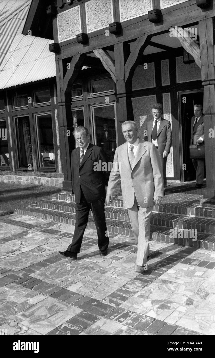 £añsk, 1977-06-30. Spotkanie i sekretarza Komitetu Centralnego Polskiej Zjednoczonej Partii Robotniczej (KC PZPR) Edwarda Gierka (P) z przewodnicz¹cym Socjaldemokratycznej Partii Niemiec (SPD) - Willy Brandtem (L). Ad PAP/Marek Cezary Langda Lansk, 30. Juni 1977. Treffen des Ersten Sekretärs des Zentralkomitees der Polnischen Vereinigten Arbeiterpartei Edward Gierek (rechts) mit dem Vorsitzenden der Sozialdemokratischen Partei Deutschlands Willy Brandt (links). Ad PAP/Marek Cezary Langda Stockfoto
