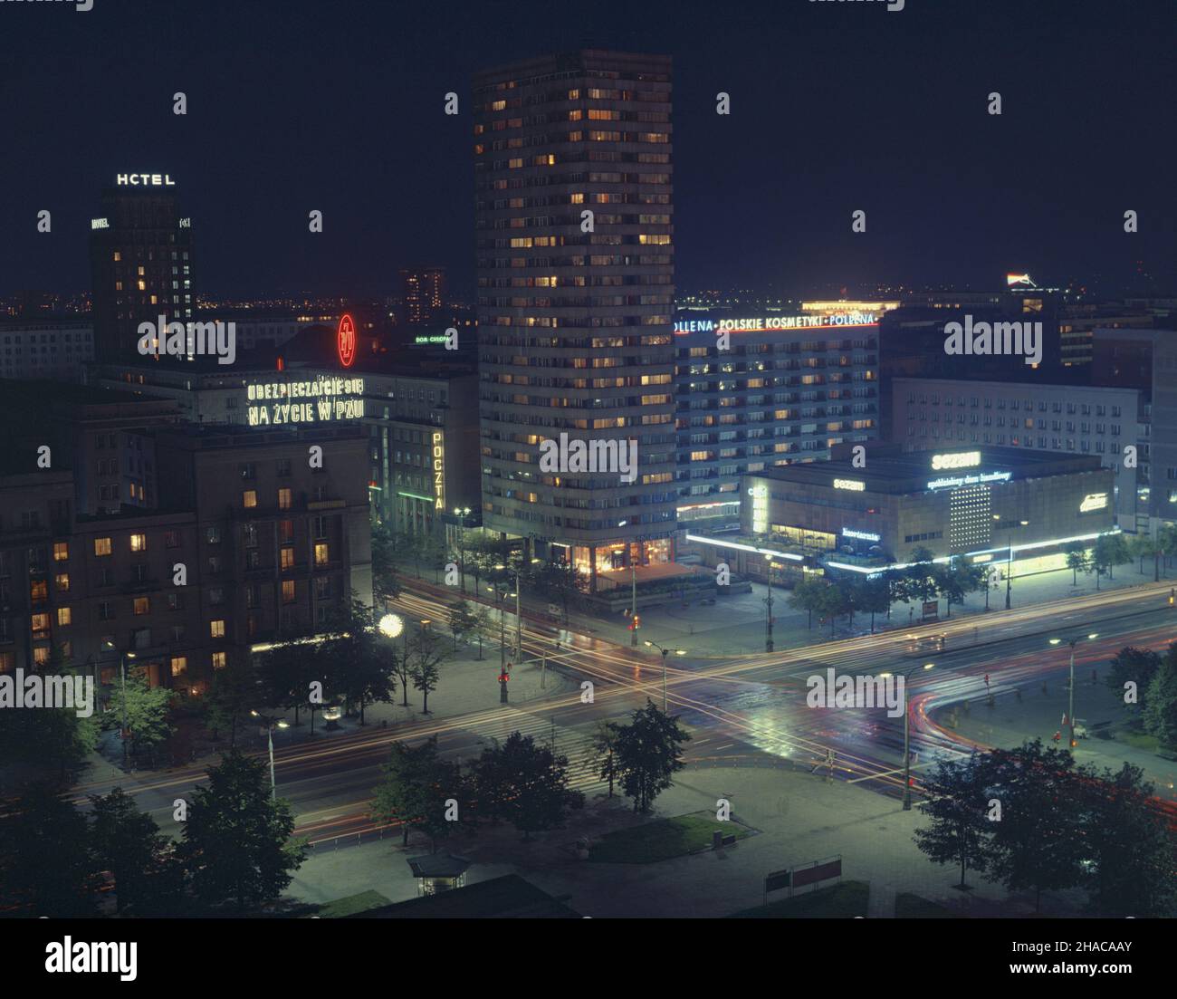 Warszawa 07,1977. Centrum miasta z lotu ptaka. Skrzy¿owanie ulic Œwiêtokrzyskiej i Marsza³kowskiej. Centralnie punktowiec, z prawej Spó³dzielczy Dom Handlowy Sezam. wb PAP/Wojciech Kryñski Dok³adny dzieñ wydarzenia nieustalony. Warschau, Juli 1977. Eine Vogelperspektive auf das Stadtzentrum. Die Kreuzung der Straßen Swietokrzyska und Marszalkowska. In der Mitte ein Turmblock, rechts das Kooperative Kaufhaus. wb PAP/Wojciech Krynski Veranstaltungstag unbekannt Stockfoto