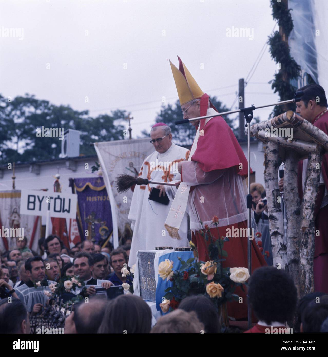 S³upsk 26.06.1977. Uroczystoœæ poœwiêcenia i wmurowania kamienia wêgielnego pod budowê œwi¹tyni pw. b³. Maksymiliana Kolbego na osiedlu Zatorze, której przewodniczy³ prymas Polski kardyna³ Stefan Wyszyñski (w mitrze). NZ. m.in.: ordynariusz diecezji koszaliñsko-ko³obrzeskiej biskup Ignacy je¿ (3P), kapelan i sekretarz kardyna³a Wyszyñskiego ksi¹dz Józef Glemp (P). mta PAP/Andrzej Kossopuzzki Or³owski Slupsk 26. Juni 1977. Die Zeremonie der Weihe und der grundsteinlegung im Rahmen der Konstruktion der Seligen Maksymilian Kolbe Kirche im Bezirk Zatorze unter der Leitung von Primas von Polen cardi Stockfoto