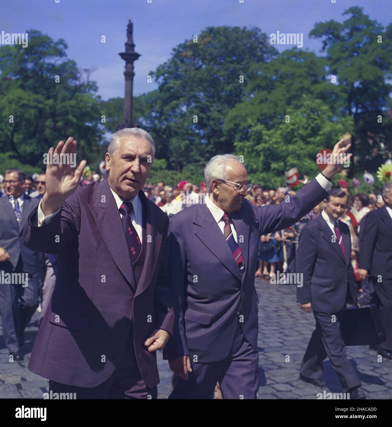 Czechos³owacja Praga 07,1977. Wizyta partyjno-rz¹dowa pod przewodnictsem i sekretarza Komitetu Centralnego Polskiej Zjednoczonej Partii Robotniczej Edwarda Gierka w Czechos³owackiej Republice Socjalistycznej (04-06.07.1977). NZ. przywódca Komunistycznej Partii Czechos³owacji oraz prezydent kraju Gustav Husak i Edward Gierek (L). wb PAP/Jan Morek Dok³adny dzieñ wydarzenia nieustalony. Tschechoslowakei, Prag, Juli 1977. Eine Delegation von Parteimitgliedern und Regierungsbeamten der Volksrepublik Polen unter der Leitung des Sekretärs des Zentralkomitees der Vereinigten Polnischen ArbeiterInnen aus dem Jahr 1st Stockfoto