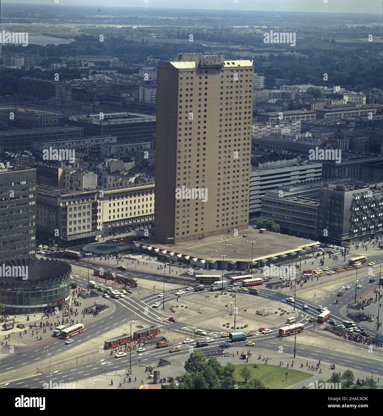 Warszawa 07,1977. Centrum miasta z lotu ptaka. Rondo na skrzy¿owaniu ulicy Marsza³kowskiej i Alei Jerozolimskich; centralnie budynek hotelu Forum, z lewej Rotunda PKO (Bank Powszechnej Kasy Oszczêdnoœci). wb PAP/Leszek £o¿yñski Dok³adny dzieñ wydarzenia nieustalony. Warschau, Juli 1977. Eine Vogelperspektive auf das Stadtzentrum. Ein Kreisverkehr an der Kreuzung der Straßen Marszalkowska und Aleje Jerozolimskie; in der Mitte das Gebäude des Hotel Forum, links die PKO Bank Rotunde. wb PAP/Leszek Lozynski Veranstaltungstag unbekannt Stockfoto