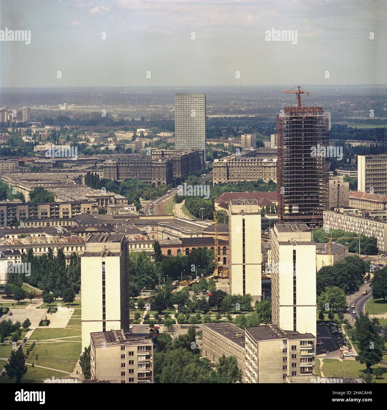 Warszawa 07,1977. Panorama Warszawy. Na pierwszym planie osiedle Za ¯elazn¹ Bram¹ i ulica Marsza³kowska (P); dalej otoczenie placu Dzier¿yñskiego, z prawej budowa Z³ocistego wie¿owca (Z³otego wie¿owca); w g³êbi centralnie budynek Intraco i ulica Marcelego Nowotki. wb PAP/Leszek £o¿yñski Dok³adny dzieñ wydarzenia nieustalony. Warschau, Juli 1977. Panorama von Warschau. Im Vordergrund die Siedlung Za Zelazna Brama und die Marszalkowska Straße (R); weiter hinten die Umgebung des Dzierzynskiego Platzes, rechts die Baustelle des Goldenen Wolkenkratzers; im Hintergrund in Stockfoto