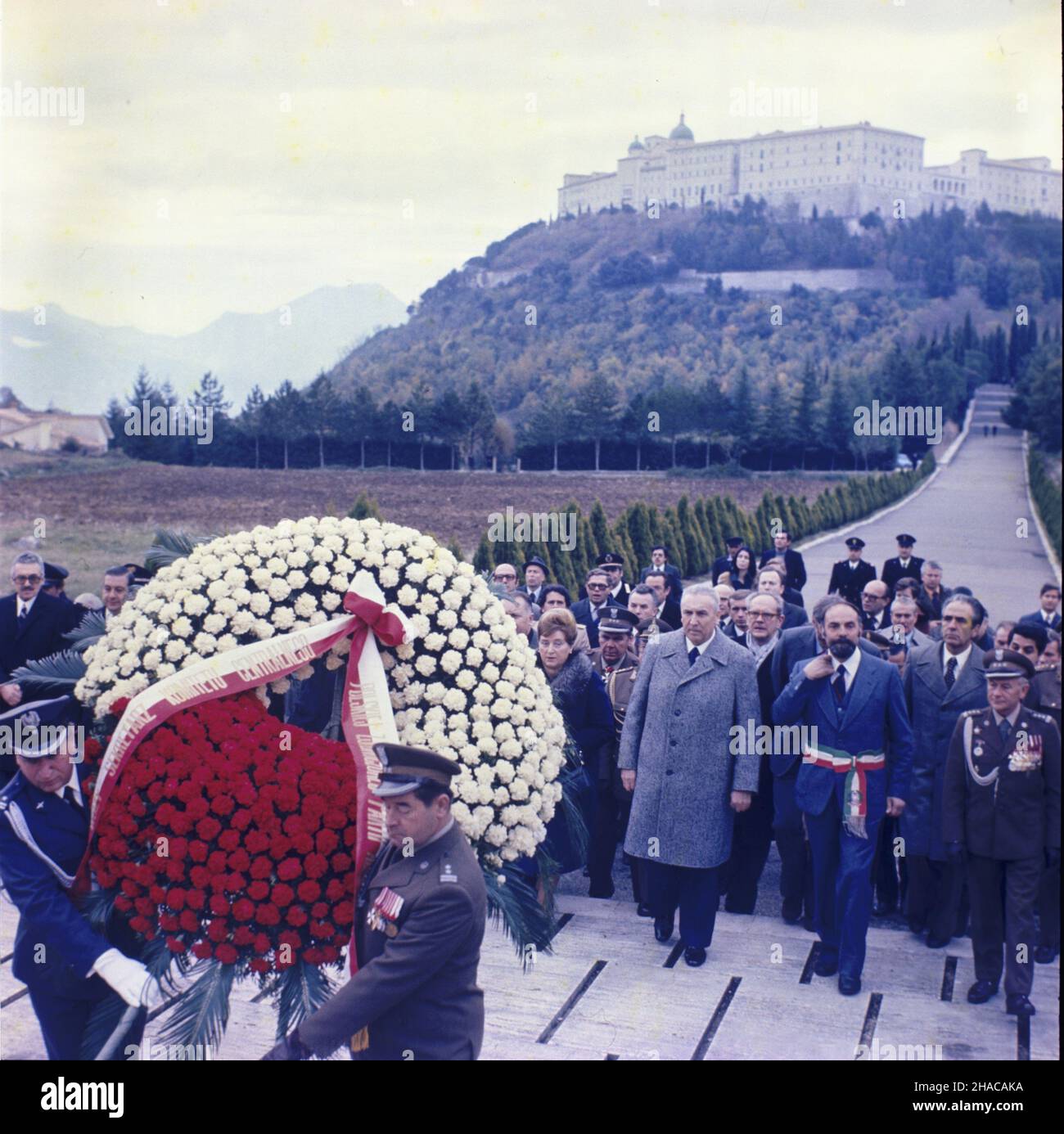 W³ochy Rzym 29.11.1977. Oficjalna wizyta i sekretarza KC PZPR Edwarda Gierka w Rzymie. Nz. Edward Gierek (C) sk³ada wieniec na Monte Cassino. js PAP/Jan Morek Italien, Monte Cassino, 29. November 1977. 1st Edward Gierek, Sekretär des Zentralkomitees der Polnischen Vereinigten Arbeiterpartei, besucht Rom offiziell. Im Bild: Edward Gierek (C) legt einen Kranz am Monte Cassino. js PAP/Jan Morek Stockfoto