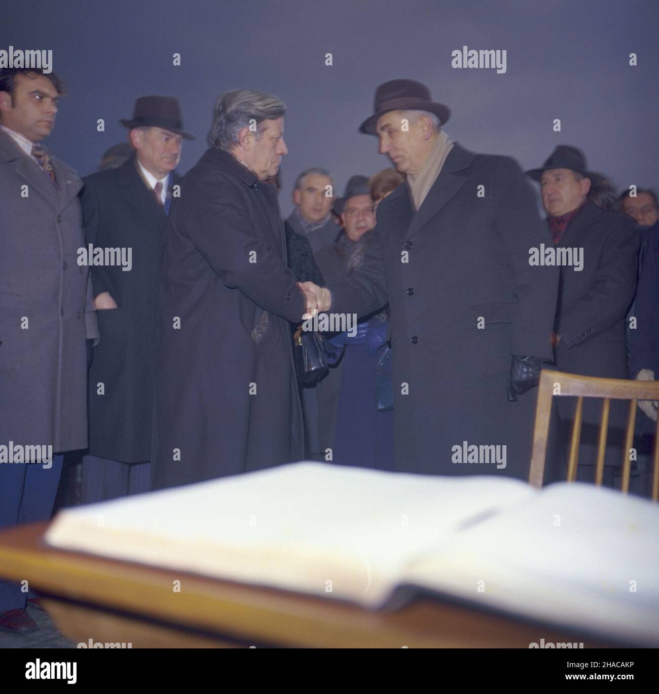 Brzezinka 21.11.1977. Wizyta kanclerza RFN Helmuta Schmidta w by³ym hitlerowskim obozie zag³ady Auschwitz Birkenau ( Oœwiêcim Brzezinka). Nz. Helmut Schmidt (3L) z i sekretarzem KC PZPR Edwardem Gierkiem(3P). js PAP/Leszek £o¿yñski Brzezinka, Den 21. November 1977. Bundeskanzler Helmut Schmidt besucht das ehemalige Nazi-Vernichtungslager Auschwitz-Birkenau. Im Bild: Helmut Schmidt (3L) mit 1st Sekretär des Zentralkomitees der Polnischen Vereinigten Arbeiterpartei Edward Gierek (3R). js PAP/Leszek Lozynski Stockfoto