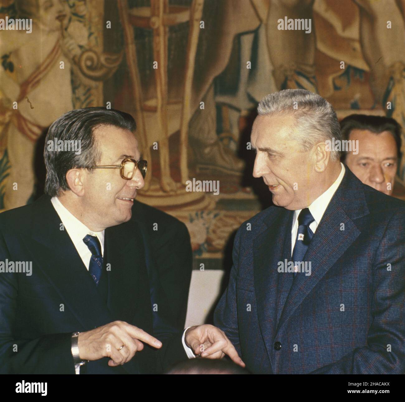 W³ochy Rzym 29.11.1977. Oficjalna wizyta i sekretarza KC PZPR E. Gierka w Rzymie. Nz. Edward Gierek (P) podczas spotkania z premierem W³och Giulio Andereotti (L). js PAP/Jan Morek Italien, Rom, 29. November 1977. 1st Edward Gierek, Sekretär des Zentralkomitees der Polnischen Vereinigten Arbeiterpartei, besucht Rom offiziell. Im Bild: Edward Gierek (R) trifft Italiens Premierminister Giulio Andereotti (L). js PAP/Jan Morek Stockfoto