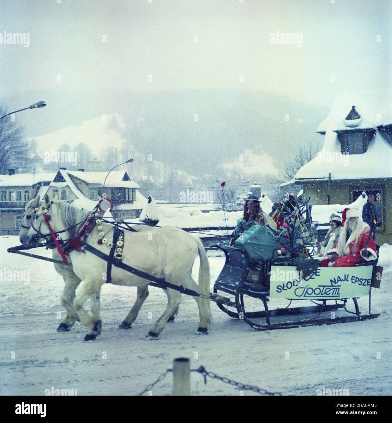 Zakopane 12,1977. Reklama sklepów Spo³em oferuj¹cych na œwiêta m.in. s³odycze. js PAP/Stanis³aw Momot Dok³adny dzieñ wydarzenia nieustalony. *** Ortsüberschrift *** Zakopane, Dezember 1977. Eine Anzeige von Spolem-Shops, die Süßigkeiten zu Weihnachten anbieten. js PAP/Stanislaw Momot Veranstaltungstag unbekannt Stockfoto