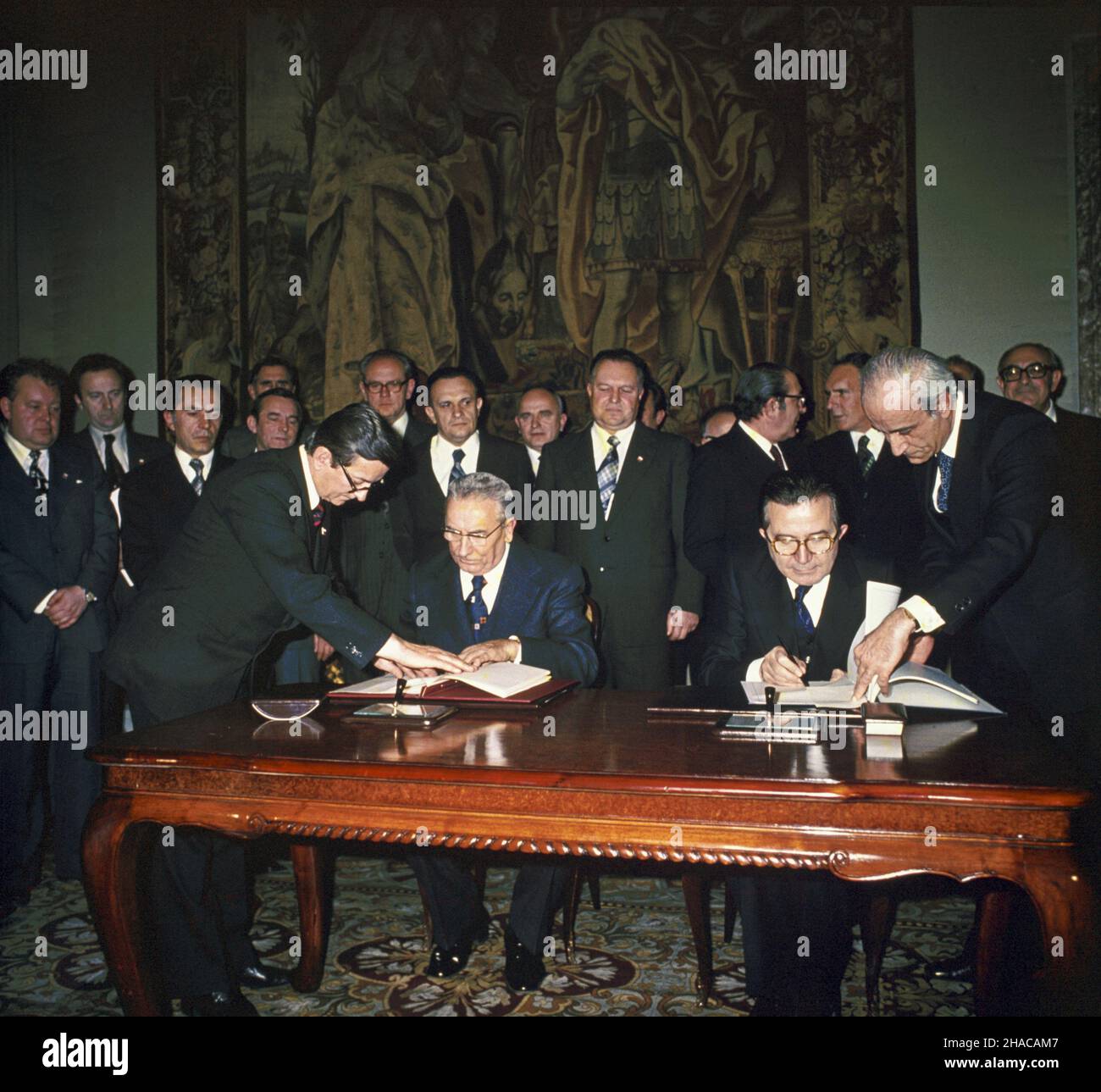 W³ochy Rzym 29.11.1977. Oficjalna wizyta i sekretarza KC PZPR E. Gierka w Rzymie. Nz. Edward Gierek (L) wraz z premierem W³och Giulio Andereotti (P) podpisuj¹ oœwiadczenie o wspó³pracy obydwu pañstw. js PAP/Jan Morek *** Local Caption *** Italien, Rom, 29. November 1977. 1st Edward Gierek, Sekretär des Zentralkomitees der Polnischen Vereinigten Arbeiterpartei, besucht Rom offiziell. Im Bild: Edward Gierek (L) und Italiens Premierminister Giulio Andereotti (R) unterzeichnen ein Kooperationsabkommen. js PAP/Jan Morek Stockfoto