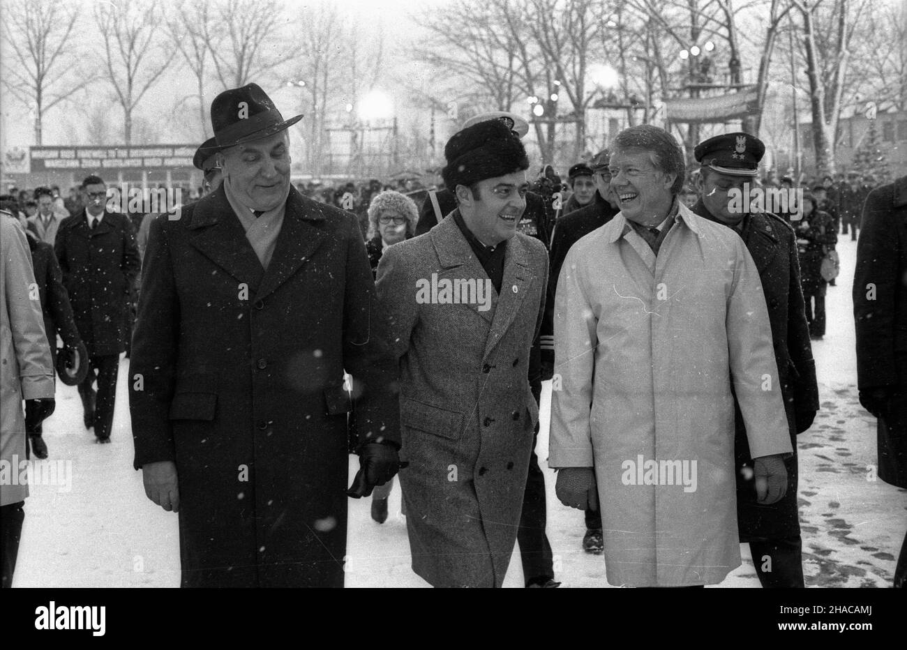 Warszawa, 1977-12-31. Oficjalne po¿egnanie prezydenta Stanów Zjednoczonych Ameryki (USA) Jimmy'Ego Cartera na warszawskim lotnisku Okêcie. Ad PAP/Zbigniew Matuszewski Warschau, 31. Dezember 1977. Die offizielle Abschiedszeremonie des US-Präsidenten Jimmy Carter auf dem Warschauer Flughafen Okecie. Ad PAP/Zbigniew Matuszewski Stockfoto