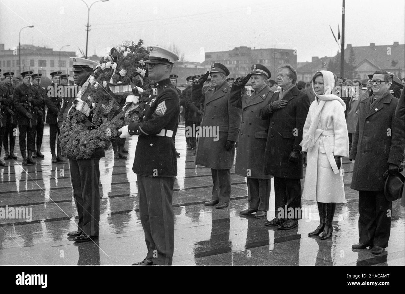 Warszawa, 1977-12-30. Prezydent Stanów Zjednoczonych Ameryki (USA) Jimmy Carter sk³ada kwiaty na Grobie Nieznanego ¯o³nierza. NZ. od prawej: Rosalynn Carter (2P), Jimmy Carter (3P). Ad PAP/Zbigniew Matuszewski Warschau, 30. Dezember 1977. US-Präsident Jimmy Carter legt Blumen an das Grab des unbekannten Soldaten. Von rechts: Rosalynn Carter (2nd rechts), Jimmy Carter (3rd rechts). Ad PAP/Zbigniew Matuszewski Stockfoto