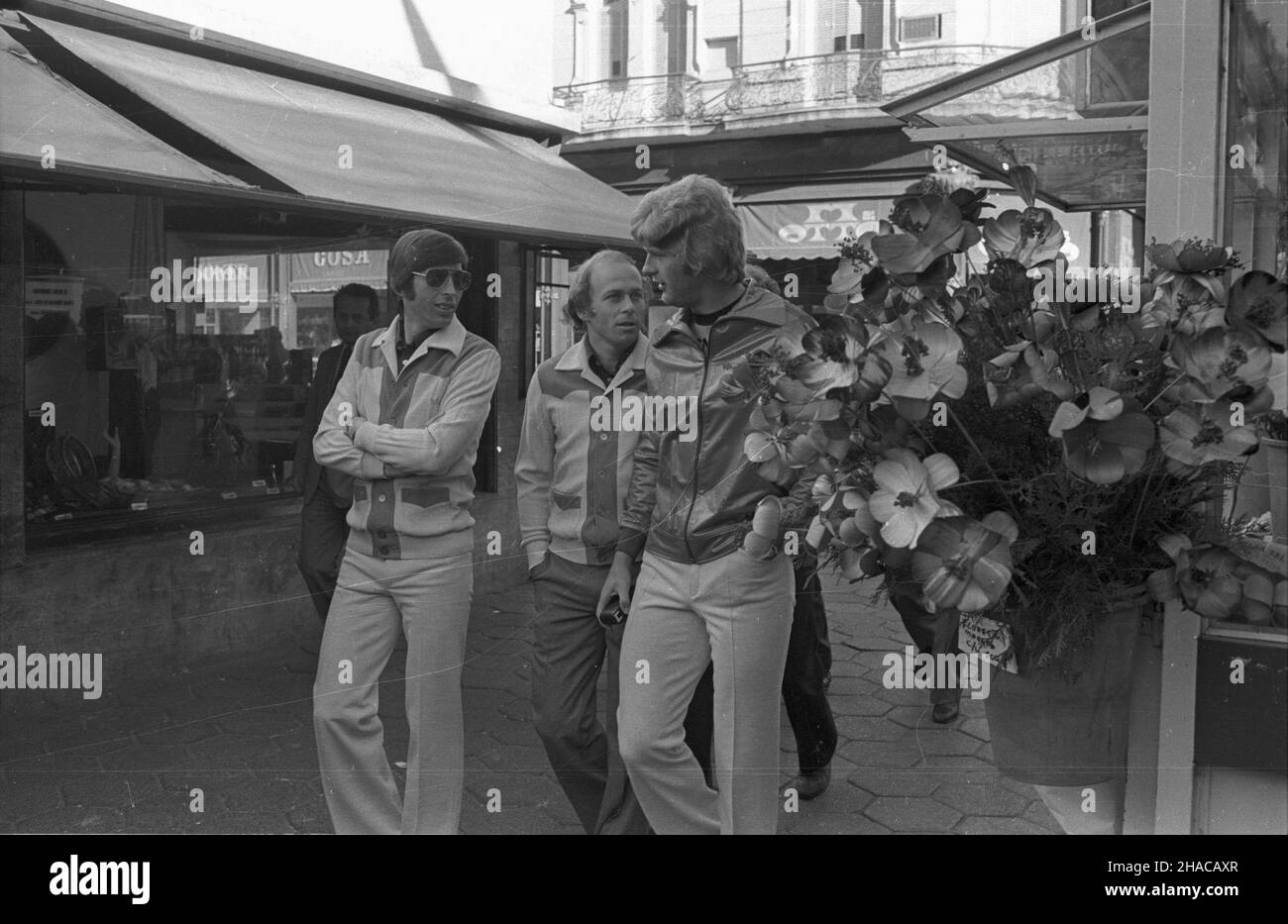 Argentyna Rosario 06,1978. XI Mistrzostwa Œwiata w Pi³ce No¿nej (1,06-25.06.1978 r.). Mecz Polska - Argentyna (0:2) na Estadio Gigante de Arroyito. NZ. Zawodnicy polskiej reprezentacji pi³karskiej Kazimierz Deyna (L), Grzegorz Lato (2L), Jerzy Gorgoñ (3L) zwiedzaj¹ miasto. gr PAP/Zbigniew Matuszewski Dok³adny dzieñ wydarzenia nieustalony. Rosario, Argentinien, Juni 1978. Polnische Fußballspieler: Grzegorz Lato (2-L), Kazimierz Deyna (L) und Jerzy Gorgon (3-L) besuchen Rosario während der FIFA Fußball-Weltmeisterschaft 1978 in Rosario. PAP/ZBIGNIEW MATUSZEWSKI Stockfoto