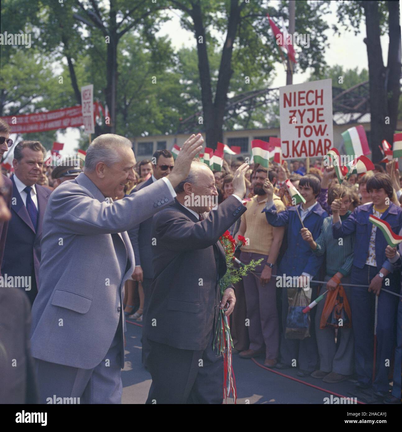 Warszawa 06,1978. Powitanie sekretarza generalnego Komitetu Centralnego Wêgierskiej Socjalistycznej Partii Robotniczej Janosa Kadara na lotnisku Okêcie. Nz. Janos Kadar (3L) oraz i sekretarz KC PZPR Edward Gierek (2L) witaj¹ siê z mieszkañcami stolicy. js PAP/Jan Morek Dok³adny dzieñ wydarzenia nieustalony. Warschau, Juni 1978. Begrüßungszeremonie für den Generalsekretär des Zentralkomitees der Ungarischen Sozialistischen Arbeiterpartei Janos Kadar auf dem Flughafen Okecie. Im Bild: Janos Kadar (3L) und Edward Gi, Sekretär des Zentralkomitees der Polnischen Vereinigten Arbeiterpartei (1st) Stockfoto