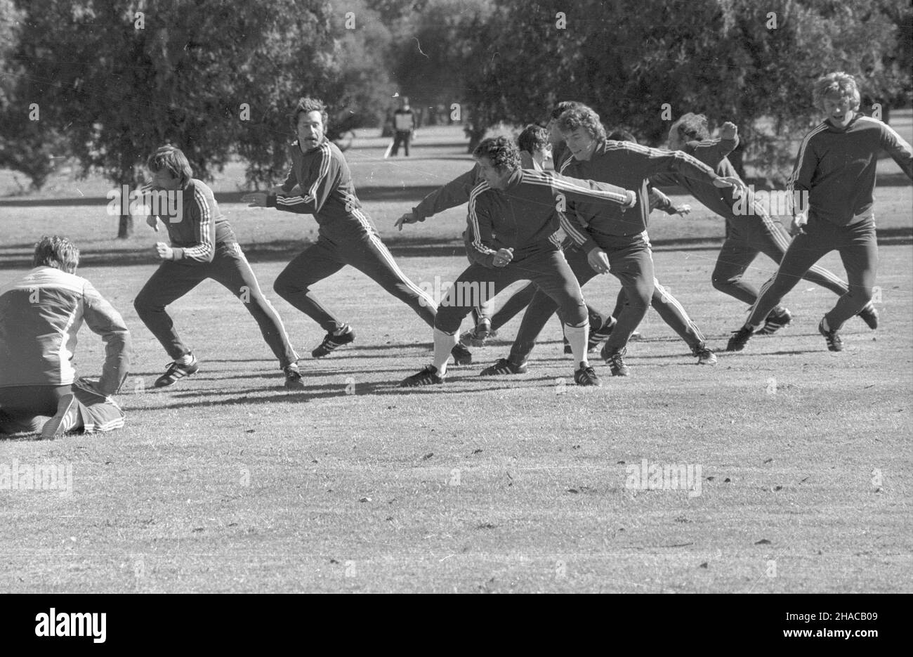 Argentyna Rosario 06,1978. XI Mistrzostwa Œwiata w Pi³ce No¿nej (1,06-25.06.1978 r.). Trening zawodników polskich w oœrodku treningowym Jockey Club Rosario. NZ. od prawej: obroñca Jerzy Gorgoñ, napastnik Grzegorz Lato (w g³êbi), pomocnik Zbigniew Boniek, obroñca Henryk Maculewicz, obroñca Antoni Szymanowski, pomocnik Bohdan Masztaler. gr PAP/Zbigniew Matuszewski Dok³adny dzieñ wydarzenia nieustalony. Rosario, Argentinien, Juni 1978. Training der polnischen Fußballnationalmannschaft (R-L): verteidiger Jerzy Gorgon, Stürmer Grzegorz Lato, Mittelfeldspieler Zbigniew Boniek, Verteidiger Henryk Maculewicz, defen Stockfoto