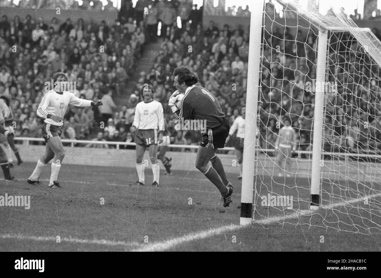 Argentyna Rosario 10.06.1978. XI Mistrzostwa Œwiata w Pi³ce No¿nej (1,06-25.06.1978 r.). Mecz Polska - Meksyk (3:1) na Estadio Gigante de Arroyito. NZ. od lewej: obroñca Wojciech Rudy, pomocnik Bohdan Masztaler, bramkarz Jan Tomaszewski. gr PAP/Zbigniew Matuszewski Rosario, Argentinien, 10. Juni 1978. (L-R): Der polnische Verteidiger Wojciech Rudy, der polnische Mittelfeldspieler Bohdan Masztaler und der polnische Torwart Jan Tomaszewski während des Spiels Polen gegen Mexiko bei der FIFA-Weltmeisterschaft 1978 im Stadion Estadio Gigante de Arroyito in Rosario. Polen gewann 3:1. PAP/ZBIGNIEW MATUSZEWSKI Stockfoto