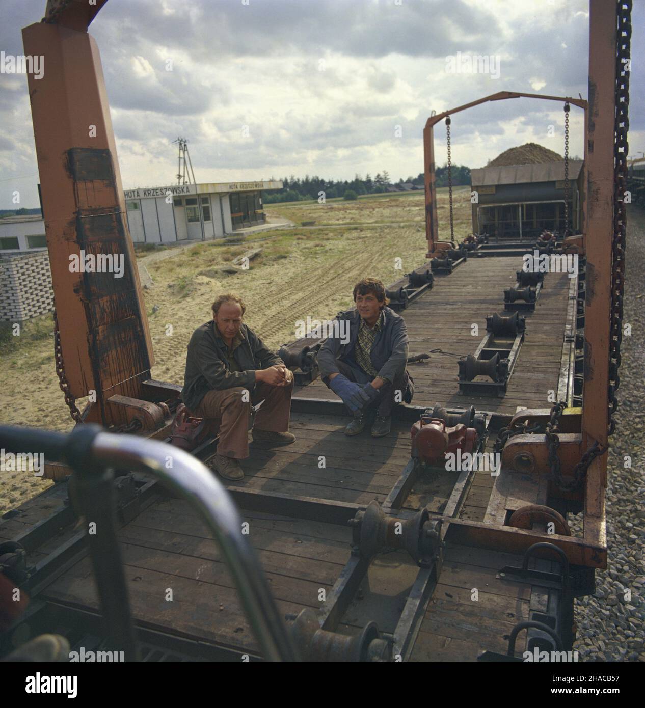 Polska 07,1978. Budowa linii kolejowej Hrubieszów-Huta Katowice. js PAP/Woody Ochnio Dok³adny dzieñ wydarzenia nieustalony. Polen, Juli 1978. Der Bau einer Eisenbahnlinie von Hrubieszow zur Stahlmühle Katowice. js PAP/Woody Ochnio Veranstaltungstag unbekannt Stockfoto