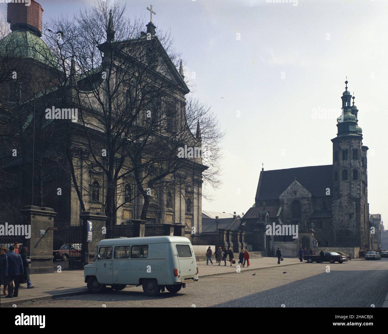 Kraków 04,1979. Starren Sie Miasto. Ulica Grodzka na wysokoœci placu Marii Magdaleny, widok od stony ulice Poselskiej na koœció³ pw. Œwiêtych Aposto³ów Piotra i Paw³a (pojezuicki) (L) i koœció³ pw. œw. Andrzeja (koœció³ klasztorny ss. Klarysek) (w g³êbi). mta PAP/Wojciech Kryñski Dok³adny dzieñ wydarzenia nieustalony. Krakau April 1979. Die Altstadt. Grodzka Straße an der Stelle, an der sie auf den Maria Magdalena Platz trifft; Blick von der Poselska Straße auf die St. Apostel Peter und Paul (post-jesuitische) Kirche (links) und die St. Andrew Kirche (das St. Clair Ordens Kloster) (im Hintergrund). mta Stockfoto
