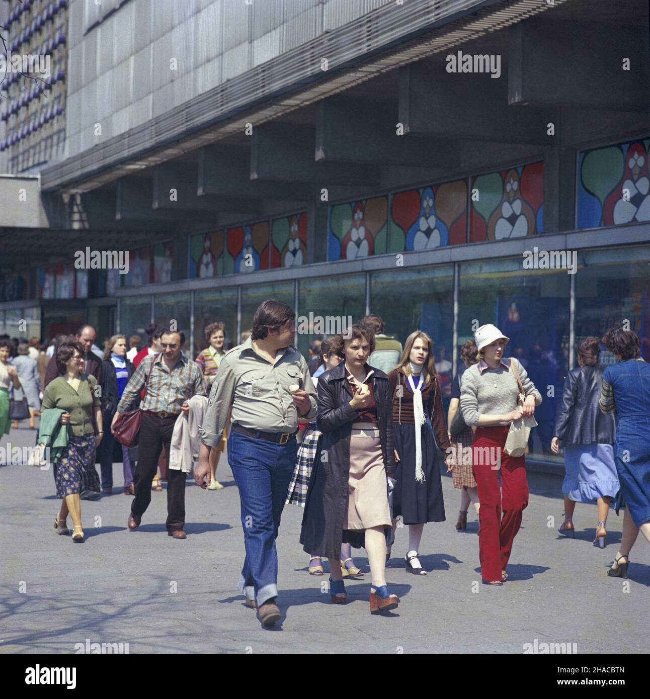 Warszawa 06,1979. Centralna czêœci Œródmieœcia Warszawy. NZ. Przechodnie przed Domami Towarowymi Centrum (ulica Marsza³kowska). mta PAP/Jan Morek Dok³adny dzieñ wydarzenia nieustalony. Warschau, Juni 1979. Das Stadtzentrum. Im Bild: Passanten vor dem Centrum Kaufhaus (Marszalkowska Straße). mta PAP/Jan Morek Veranstaltungstag unbekannt Stockfoto