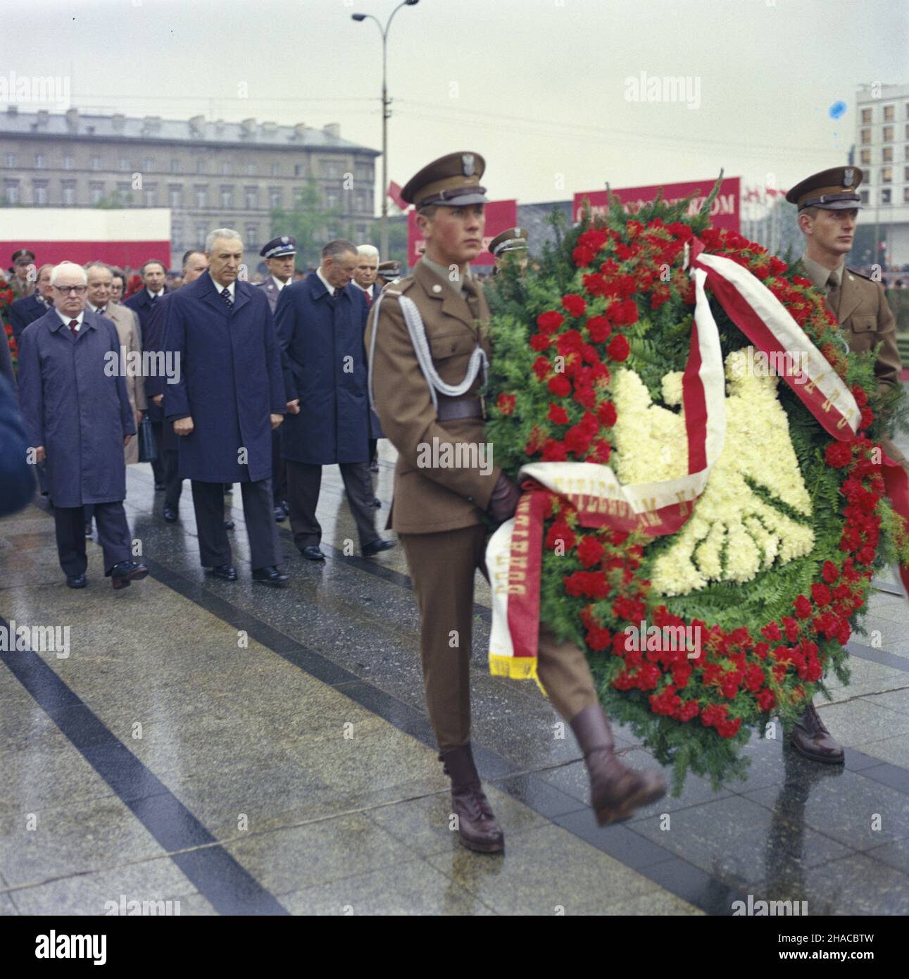Warszawa 09.05.1979. Dzieñ Zwyciêstwa - œwiêto pañstwowe obchodzone z okazji zakoñczenia II wojny œwiatowej. Obchody œwiêta na placu Zwyciêstwa. NZ. Wieniec od Narodu na p³ytê Grobu Nieznanego ¯o³nierza sk³adaj¹ przedstawiciele najwy¿szych w³adz partyjnych i pañstwowych, w pierwszym rzêdzie: przewodnicz¹cy Rady Pañstwa Henryk Jab³oñski, sekretarz Komitetu Centralnego Polskiej Zjednoczonej Partii Robotniczej (KC PZosek PPR, Jan Giotek) Warschau, 09. Mai 1979. Der Tag des Sieges - der nationale Feiertag, der in Verbindung mit dem Ende des Zweiten Weltkrieges gespalten ist Stockfoto