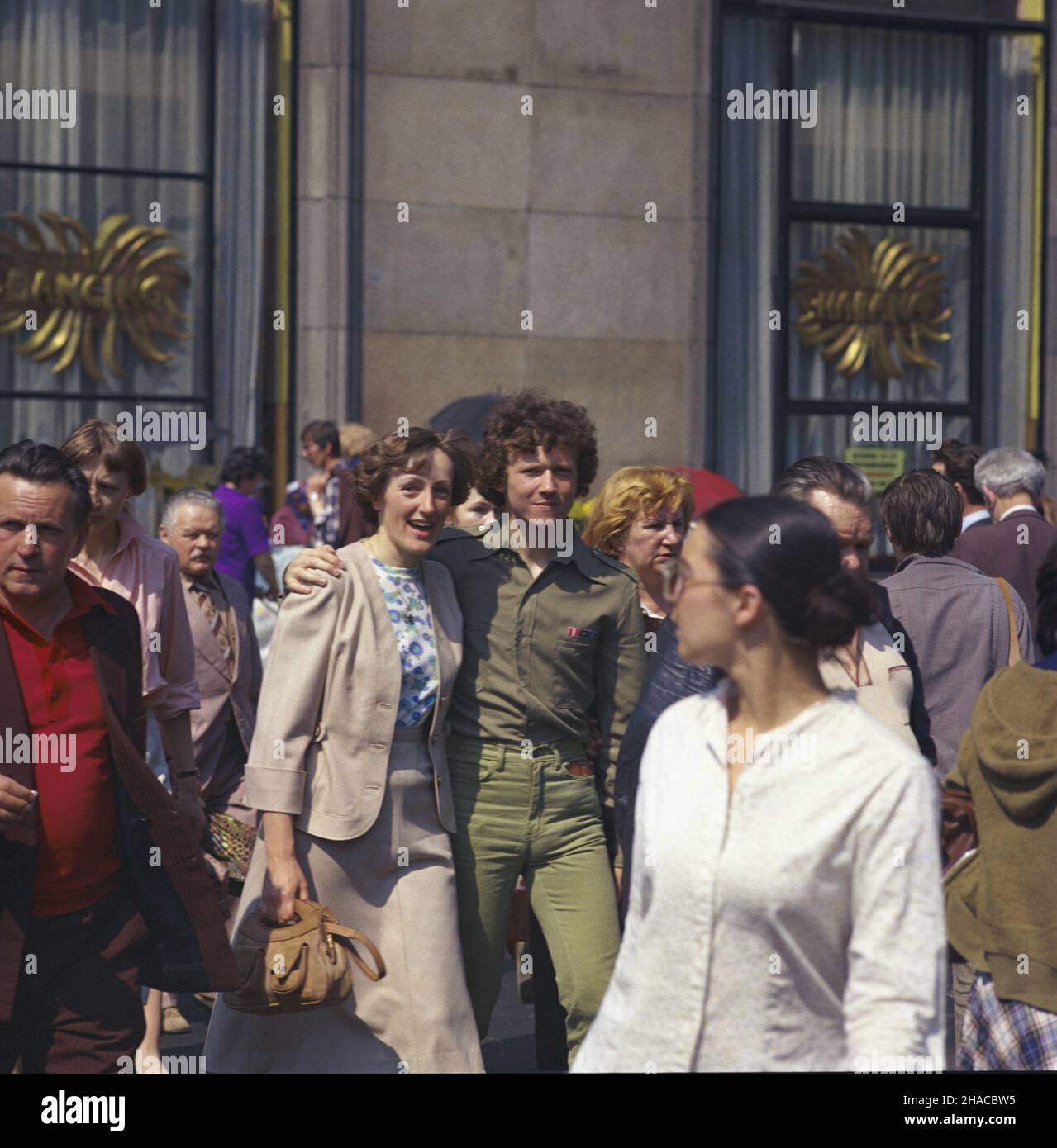 Warszawa 06,1979. Piesi na ulicy w centralnej czêœæ Œródmieœcia. mta PAP/Jan Morek Dok³adny dzieñ wydarzenia nieustalony. Warschau, Juni 1979. Pedastrians im Stadtzentrum. mta PAP/Jan Morek Veranstaltungstag unbekannt Stockfoto