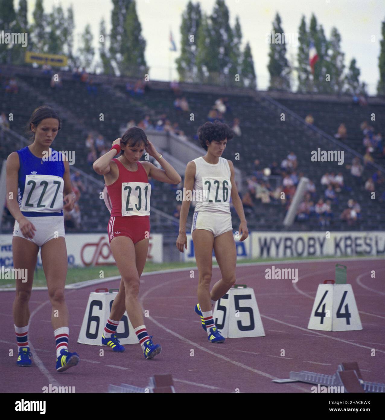 Warszawa 06,1979. Bieg na 100 metrów przez p³otki kobiet podczas zawodów lekkoatletycznych Miêdzynarodowego Memoria³u Janusza Kusociñskiego; zawody rozegrano na stadionie Skry w Warszawie. NZ. Zawodniczki przed startem do biegu, od lewej: El¿bieta Rabsztyn, Zofia Bielczyk, Pra¿yna Rasztyn. mta PAP/Tomasz Pra¿mowski Dok³adny dzieñ wydarzenia nieustalony. Warschau, Juni 1979. Das 100-Meter-Hürdenrennen der Frauen während des internationalen Leichtathletik-Wettbewerbs Janusz Kusocinski Memorial im Skra-Stadion in Warschau. Im Bild: Konkurrenten vor dem Sprint, von links: Elzbieta Rabs Stockfoto