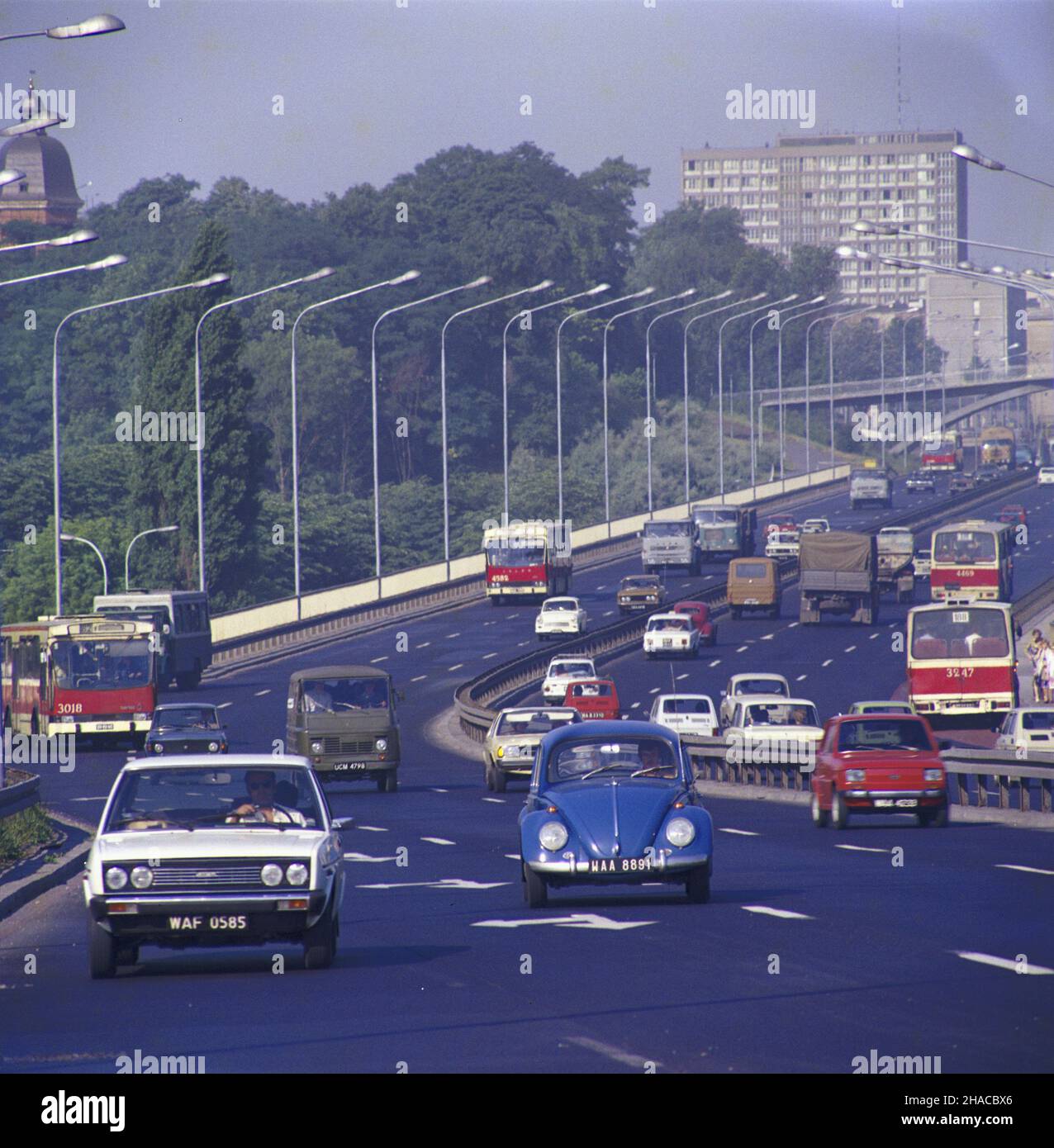 Warszawa 06,1979. Trasa £azienkowska (aleja Armii Ludowej) w Œródmieœciu; droga szybkiego ruchu, ³¹czy dzielnice lewo i prawobrze¿nej Warszawy. NZ. miejski ruch uliczny na Trasie £azienkowkiej; odcinek alei Armii Ludowej na wysokoœci Ujazdowa. mta PAP/Jan Morek Dok³adny dzieñ wydarzenia nieustalony. Warschau, Juni 1979. Die Lazienkowska-Route (Armii Ludowej Avenue) im Stadtzentrum; eine Autobahn, die die Bezirke am linken und rechten Weichselufer verbindet. Im Bild: Lazienkowska Route Verkehr; der Ujazdow Abschnitt der Armii Ludowej Avenue. mta PAP/Jan Morek Event Stockfoto