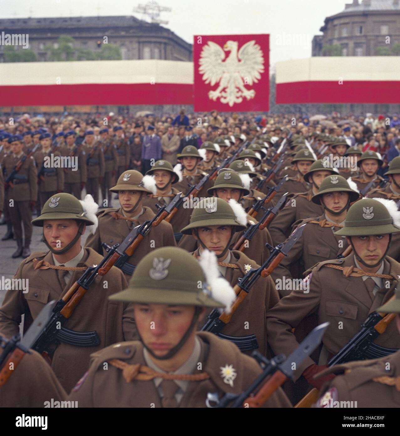 Warszawa 09.05.1979. Dzieñ Zwyciêstwa - œwiêto pañstwowe obchodzone z okazji zakoñczenia II wojny œwiatowej. Obchody œwiêta na placu Zwyciêstwa. Uroczysta odprawa wart przy Grobie Nieznanego ¯o³nierza w asyœcie kompanii honorowych Wojska Polskiego. mta PAP/Jan Morek Warschau, 09. Mai 1979. Der Tag des Sieges - der Nationalfeiertag, der in Verbindung mit dem Ende des Zweiten Weltkriegs gespalten wurde Zeremonien auf dem Zamkowy-Platz. Im Bild: Galawechsel am Grab des unbekannten Soldaten in Begleitung der Ehrengarde der polnischen Armee. mta PAP/Jan Morek Stockfoto