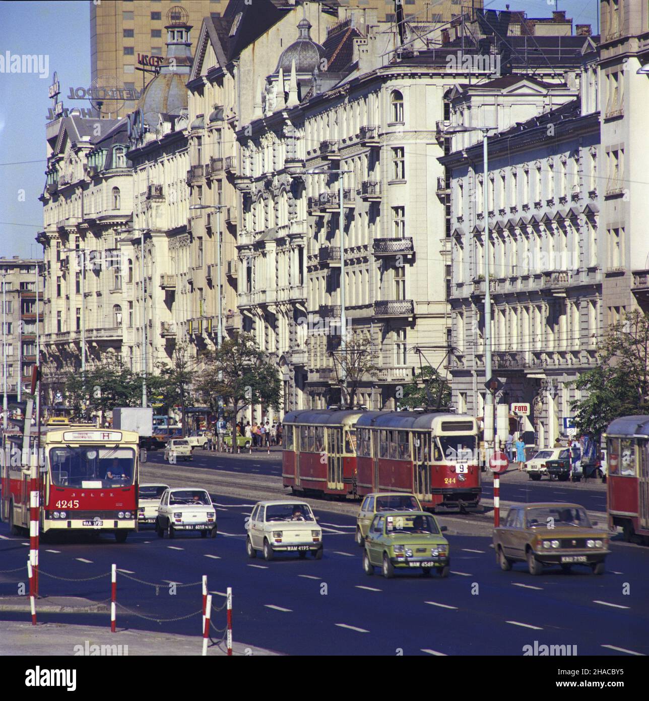 Warszawa 06,1979. Architektura centralnej czêœci Œródmieœcia - po³udniowa pierzeja Alej Jerozolimskich na odcinku od ulicy Marsza³kowskiej (w g³êbi) Do ulicy Pankiewicza (pierwszy Plan). Nz. Hotel Polonia i ci¹g wielkomiejskich kamienic mieszczañskich z prze³omu XIX i XX wieku wzd³u¿ Alej Jerozolimskich od nr 45 do 55. mta PAP/Jan Morek Dok³adny dzieñ wydarzenia nieustalony. Warschau, Juni 1979. Die Architektur des zentralen Teils des Stadtzentrums - die Südfassade der Aleje Jerozolimskie Straße, der Abschnitt von der Marszalkowska Straße (im Hintergrund) zur Pankiewicza Straße Stockfoto