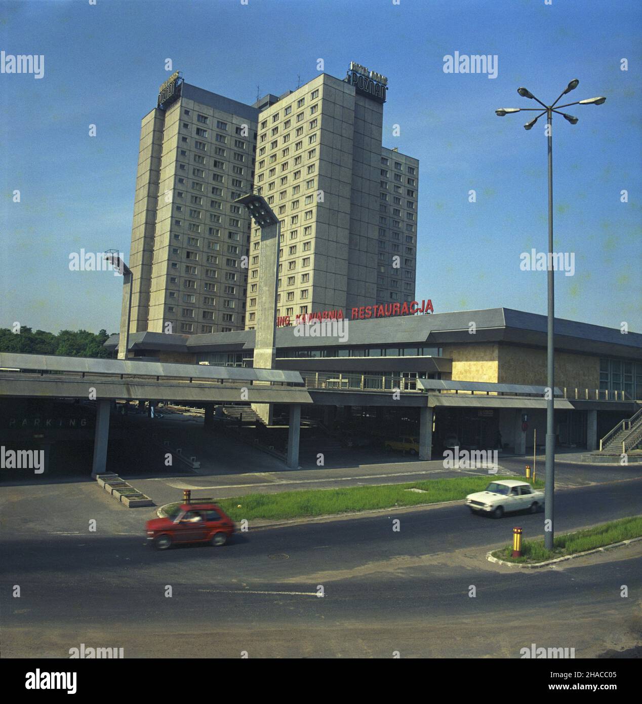 Poznañ 06,1979. Hotel Orbis Poznañ, najwiêkszy Hotel w Poznaniu. Powsta³ w latach 1975-1978 w technologii wielkiej p³yty, ma 21 kondygnacji i 1000 miejsc noclegowych. Widok z ulicy Juliana Marchlewskiego. mta PAP/Bogdan Ró¿yc Dok³adny dzieñ wydarzenia nieustalony. Posen Juni 1979. Das Orbis Poznan Hotel, Poznans größtes Hotel. Das 21-stöckige Biuilding mit 1.000 Betten wurde in der Wallbaord-Technologie in den Jahren 1975-1978 gebaut. Von der Juliana Marchlewskiego Straße aus gesehen. mta PAP/Bogdan Rozyc Termin unbekannt. Stockfoto