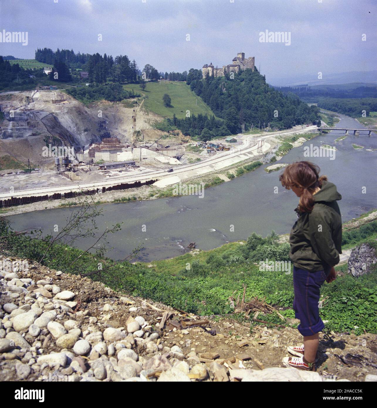 Niedzica 07,1979. Budowa zapory Zbiornika Czorsztyñskiego na Dunajcu (rozpoczêta w roku 1975). NZ. prace przy budowie przyczó³ka zapory ziemnej na prawym brzegu Dunajca poni¿ej zamku w Niedzicy. mta PAP/Tomasz Pra¿mowski Dok³adny dzieñ wydarzenia nieustalony. Niedzica, Juli 1979. Der Bau eines Czorsztyn Reservoir Staudamms am Dunajec Fluss (Beginn 1975). Im Bild: Die Arbeit am rechten Ufer des Dunajec unterhalb des Schlosses in Nidzica. mta PAP/Tomasz Prazmowski Veranstaltungstag unbekannt Stockfoto