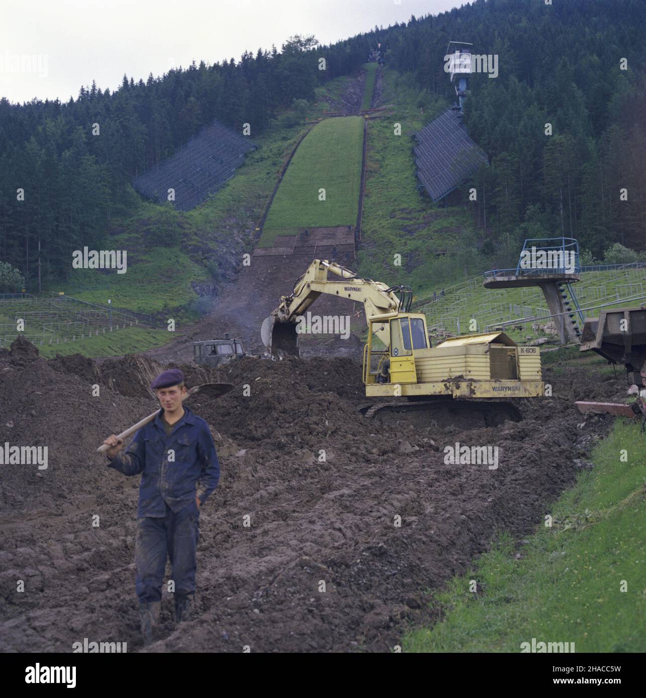 Zakopane 07,1979. Przebudowa skoczni narciarskiej Wielka Krokiew. NZ. prace budowlane i modernizacyjne na Wielkiej Krokwi przed, pierwszymi w historii tej skoczni, zawodami w ramach konkursu Pucharu Œwiata w skokach narciarskich, które odbêd¹ siê w sezonie 1979/1980. mta PAP/Tomasz Pra¿mowski Dok³adny dzieñ wustaldarzenia nieony. Zakopane, Juli 1979. Der Umbau der Skisprungschanze Wielka Krokiew. Im Bild: Bau- und Modernisierungsarbeiten bei Wielka Krokiew vor dem ersten Weltcup-Skisprungturnier in der Saison 1979/1980. mta PAP/Tomasz Prazmowski E Stockfoto