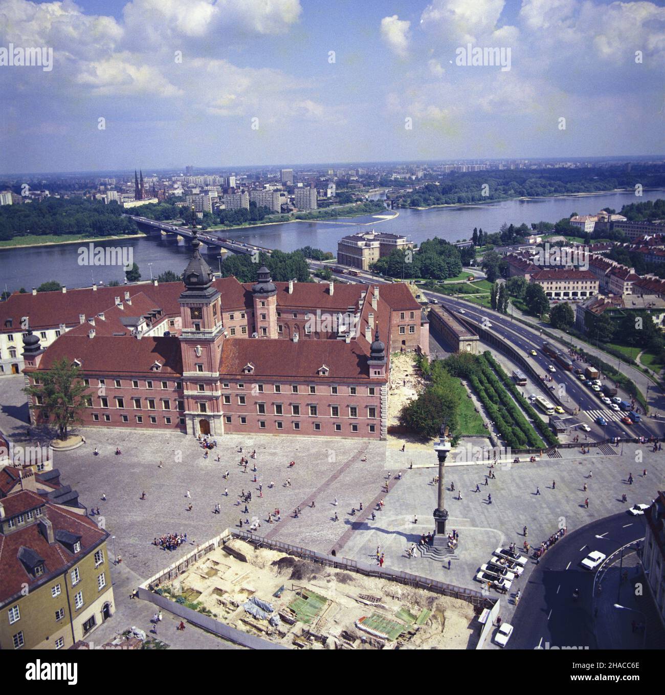 Warszawa 08,1979. Obraz lotniczy czêœci staromiejskiej - Panorama miasta widziana znad ulice Podwale w kierunku wschodnim. Nz. Zamek Królewski (C) przy placu Zamkowym; w g³êbi dolina Wis³y, osiedle Mariensztat (P), most Œl¹sko-D¹browski, Trasa W-Z i prawobrze¿na dzielnica Warszawy - Praga. mta PAP/Jan Morek Dok³adny dzieñ wydarzenia nieustalony. Warschau, August 1979. Blick aus der Vogelperspektive auf die Altstadt von Warschau - ein Panorama der Stadt von oben auf der Podwale-Straße in östlicher Richtung. Im Bild: Das königliche Schloss (C) auf dem Zamkowy-Platz; im Hintergrund das Tal des Stockfoto