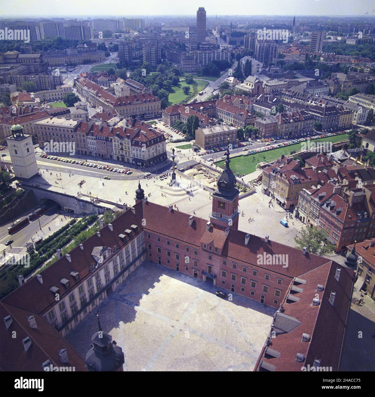 Warszawa 08,1979. Obraz lotniczy czêœci staromiejskiej i pó³nocnego Œródmieœcia - Panorama miasta widziana znad ulicy Bugaj w kierunku po³udniowo-zachodnim. Nz. Zamek Królewski (C) przy placu Zamkowym, dalej: Ulica Podwale (P), ulica Krakowskie Przedmieœcie (L) i ulica Senatorska (C) przechodz¹ca w plac Teatralny (L - w g³êbi); na ostatnim planie czêœæ pó³nocna Œródmieœcia wraz z Muranowem (P). mta PAP/Jan Morek Dok³adny dzieñ wydarzenia nieustalony. Warschau, August 1979. Eine Vogelperspektive auf die Warschauer Altstadt und den nördlichen Teil des Stadtzentrums - ein Panorama der Stadt wie gesehen Stockfoto