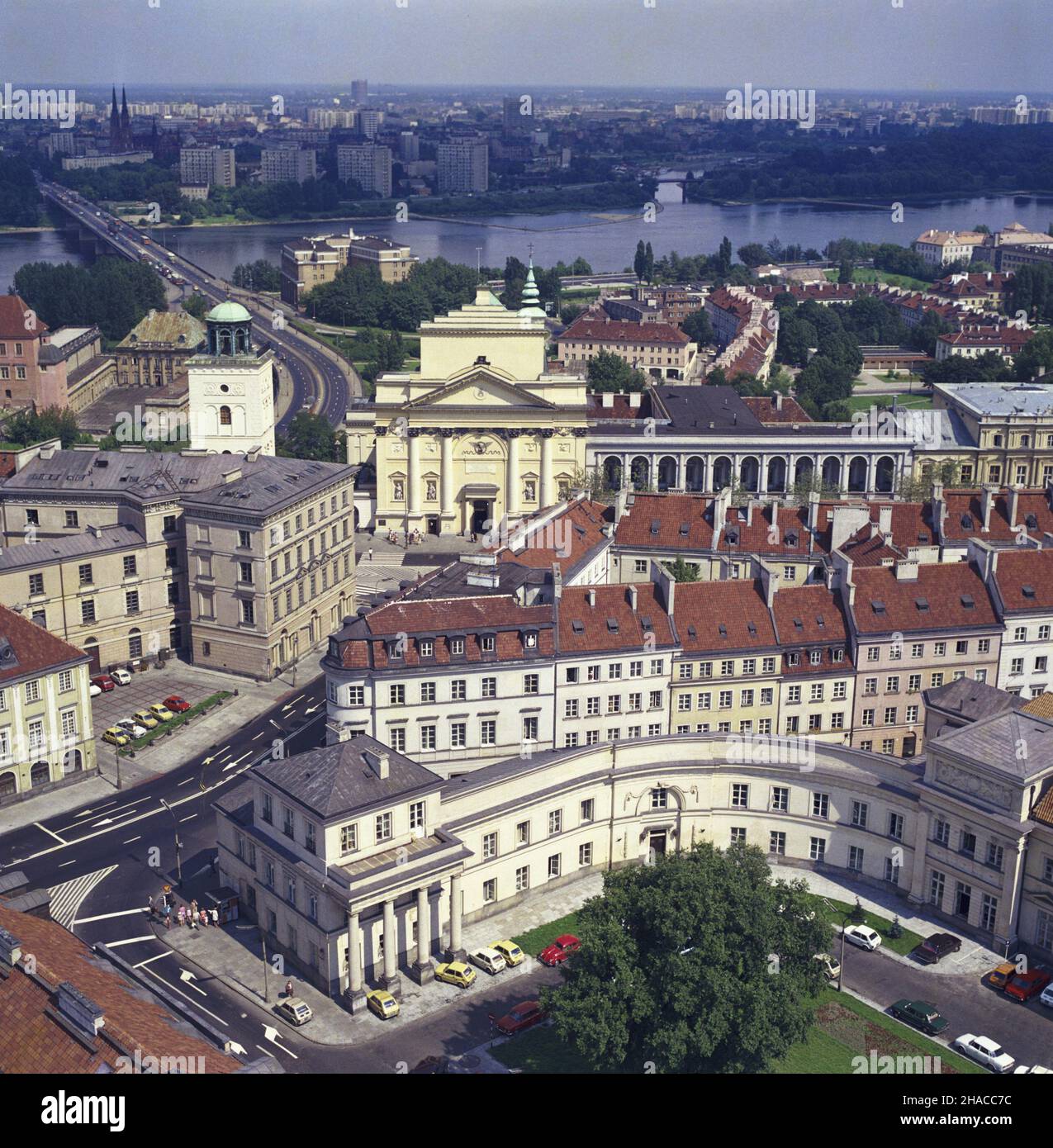 Warszawa 08,1979. Obraz lotniczy czêœci staromiejskiej - Panorama miasta widziana znad ulicy Nowy Przejazd w kierunku wschodnim. NZ. Skrzy¿owanie ulicy Miodowej (L) z ulic¹ Krakowskie Przedmieœcie; centalnie koœció³ pw. œw. Anny; na pierwszym planie Pa³ac Prymasowski; w g³êbi dolina Wis³y, most Œl¹sko-D¹browski, Trasa W-Z i prawobrze¿na dzielnica Warszawy - Praga. mta PAP/Jan Morek Dok³adny dzieñ wydarzenia nieustalony. Warschau, August 1979. Blick aus der Vogelperspektive auf die Altstadt von Warschau - ein Panorama der Stadt von oben auf der Nowy Przejazd Straße in östlicher Richtung. P Stockfoto