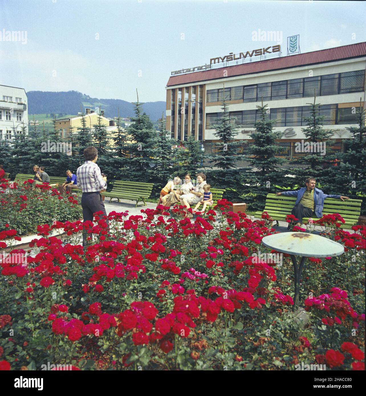 Limanowa 08,1979. Miasto po³o¿One w Beskidzie Wyspowym (Karpaty). Za³o¿One w XIV wieku, prawa miejskie uzyska³o w po³owie wieku XVI. Oœrodek administracyjny i kulturrowy Lachów Limanowskich - grupy etnograficznej rozdzielaj¹cej Górali od Krakowiaków. Intensywny rozwój gospodarczy Limanowej zapocz¹tkowany zosta³ w drugiej po³owie lat 60-tych XX wieku. NZ. rynek w Limanowej przebudowany na prze³omie lat 60-tych i 70-tych XX wieku. mta PAP/Wojciech Kryñski Dok³adny dzieñ wydarzenia nieustalony. Limanowa, August 1979. Eine Stadt in den Beskid Wyspowy Mountains (Karpaten). Fotolia Stockfoto