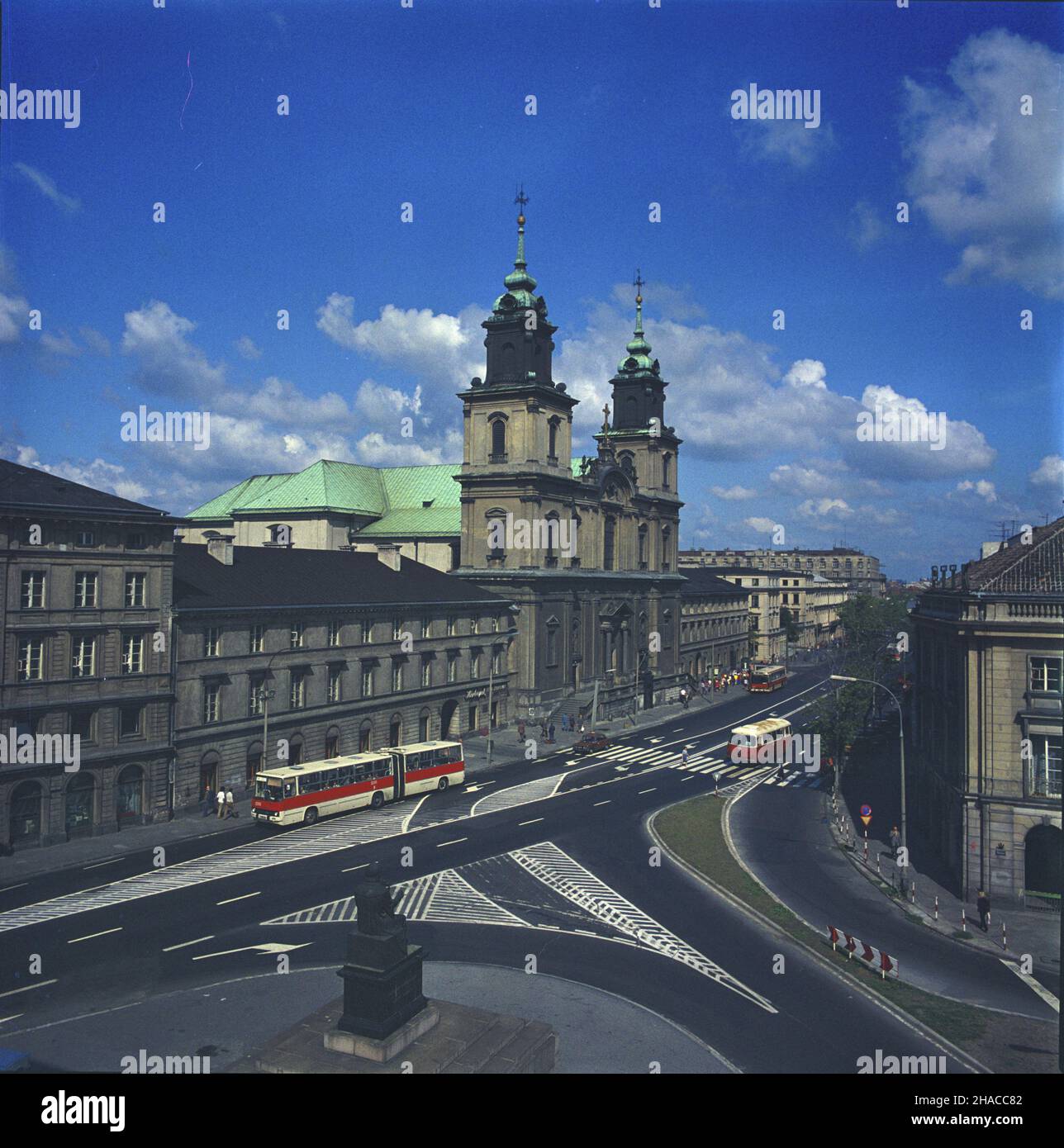 Warszawa 08,1979. Krakowskie Przedmieœcie - historyczna i reprezentacyjna ulica w Œródmieœciu Warszawy - pó³nocny odcinek Traktu Królewskiego; wzd³u¿ ulicy liczne zabytkowe koœcio³y, kamienice i pa³ace. NZ. pocz¹tek ulicy Krakowskie Przedmieœcie - zabudowa strony nieparzystej; w Centrum koœció³ Œwiêtego Krzy¿a; widok z Pa³acu Staszica. mta PAP/Jan Morek Dok³adny dzieñ wydarzenia nieustalony. Warschau, August 1979. Krakowskie Przedmiescie - eine historische Straße im Zentrum von Warschau, dem nördlichen Teil der königlichen Route mit vielen historischen Kirchen, Mietshäusern und Palästen entlang der Stockfoto