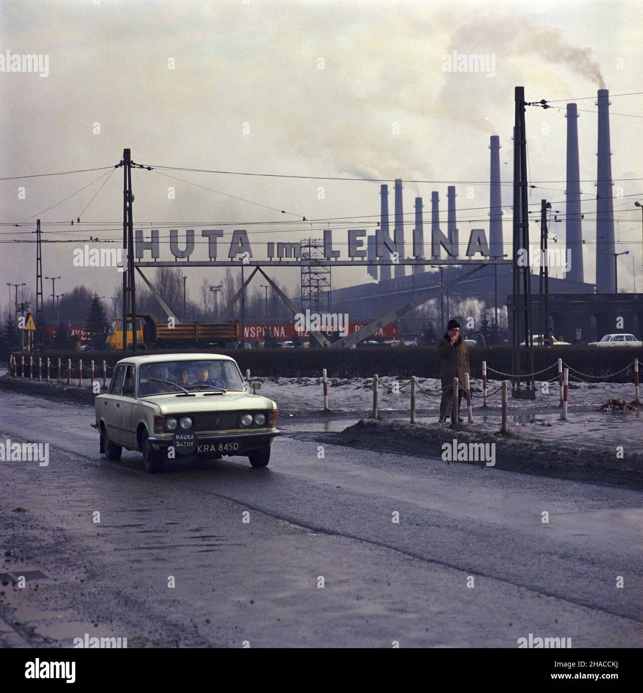 Kraków 02,1980. Dzielnica Nowa Huta, wejœcie g³ówne do Huty im. Lenina. mw PAP/Wojciech Kryñski Dok³adny dzieñ wydarzenia nieustalony. Krakau, Februar 1980. Haupteingang zum Lenin Stahlwerk im Krakauer Bezirk Nowa Huta. mw PAP/Wojciech Krynski Veranstaltungstag unbekannt Stockfoto