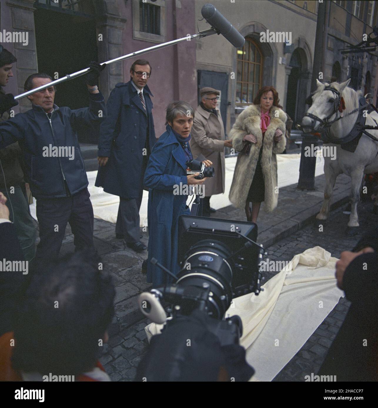Warszawa 04,1980. Ekipa realizatorska telwizyjnego filmu Kontrakt w re¿. Krzysztofa Zanussiego na Rynku Starego Miasta. NZ. od prawej: francuska aktorka Leslie Caron (Penelopa Willson), Tadeusz £omnicki (Adam Ostoja-Olêdzki), z aparatem fotosistka Renata Pajchel, Krzysztof Zanussi. mw PAP/Wojciech Kryñski Dok³adny dzieñ wydarzenia nieustalony. Warschau, April 1980. Ein Fernsehteam dreht auf dem Altstädter Ring Krzysztof Zanussis Film Kontrakt (der Vertrag). Von rechts: Französische Schauspielerin Leslie Caron (Penelope Willson), Tadeusz Lomnicki (Adam Ostoja-Oledzki), Fotografin Renata Pajc Stockfoto