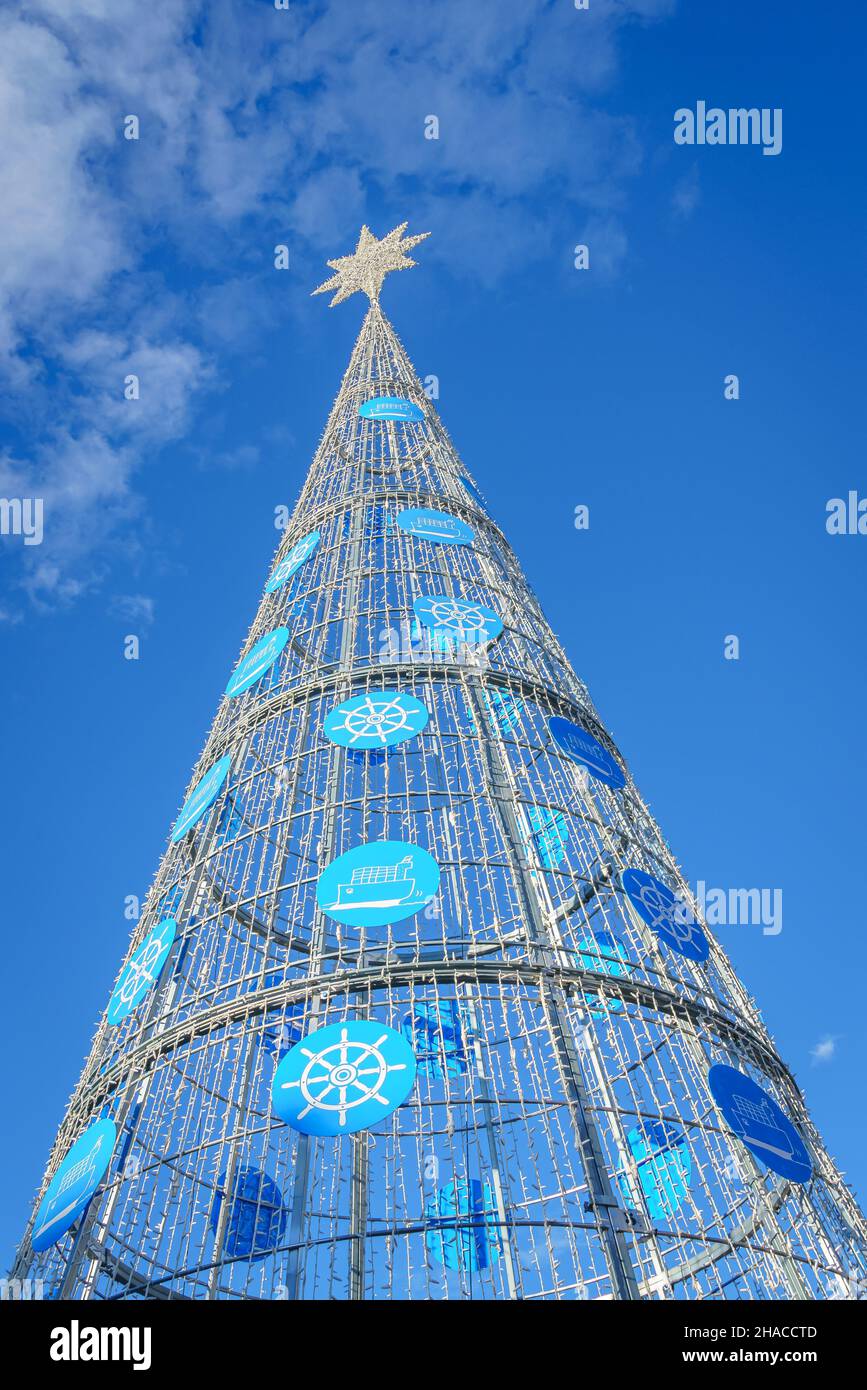 Weihnachtsbaum mit Stern in Richtung Himmel im Hafen von Valencia. Dezember 2021 Stockfoto
