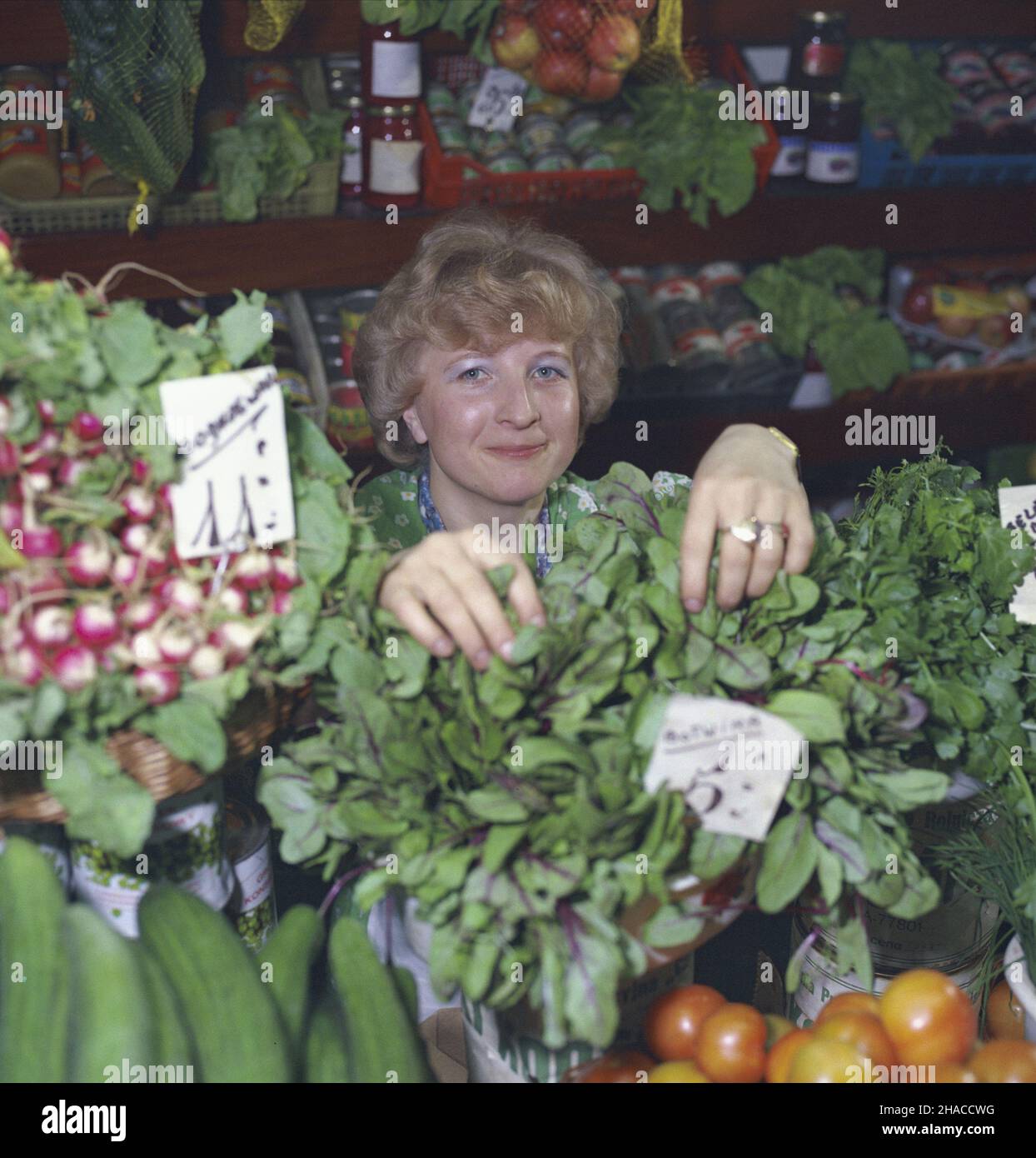 Warszawa 05,1980. Delikatesy Trojka przy ul. Marsza³kowskiej. NZ. Stoisko z warzywami. mw PAP/Grzegorz Rogiñski Dok³adny dzieñ wydarzenia nieustalony. Warschau, Mai 1980. Lebensmittelstand im Troika Delicatessen in der Marszalkowska Straße. mw PAP/Grzegorz Roginski Veranstaltungstag unbekannt Stockfoto