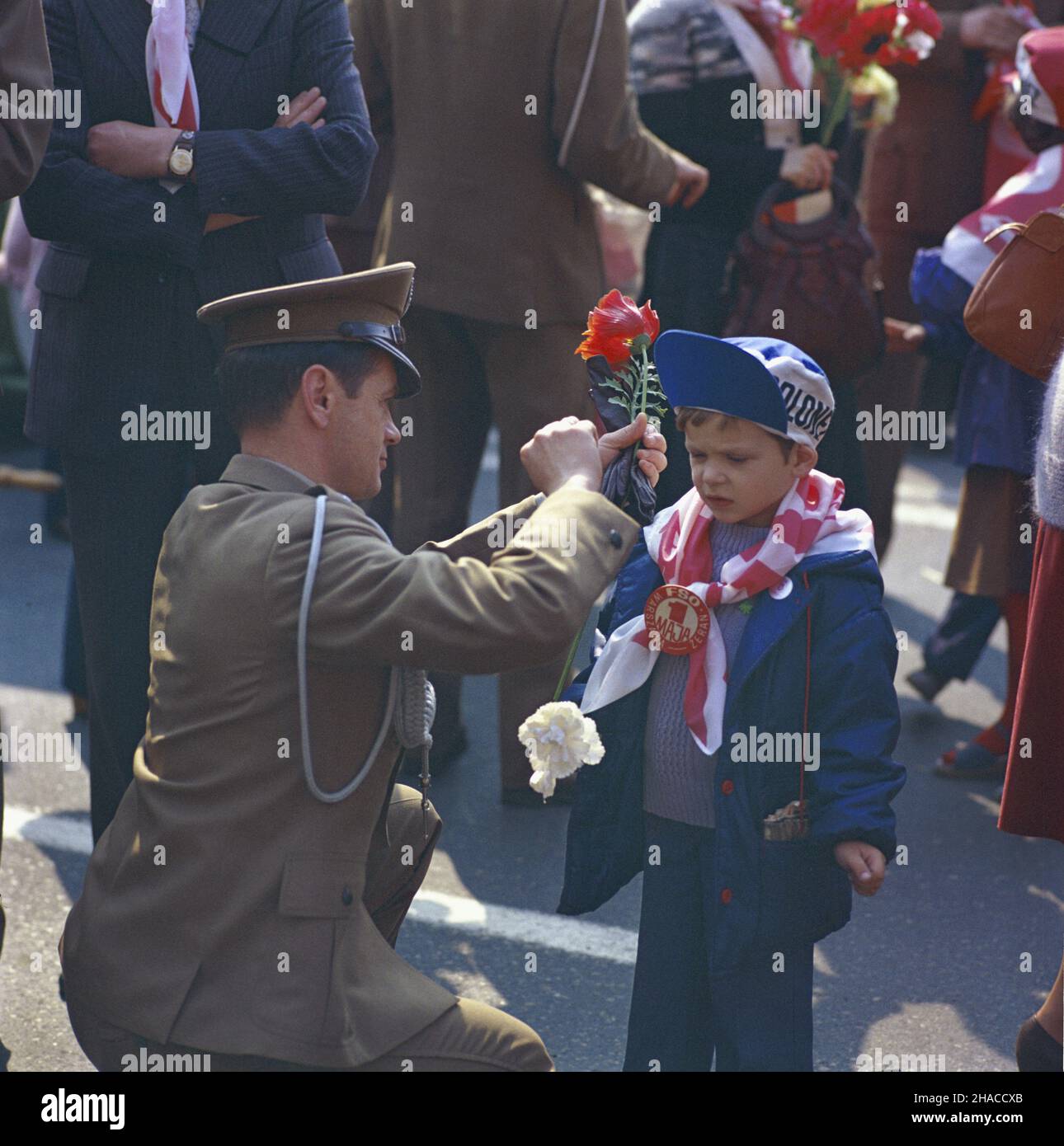 Warszawa 01.05.1980. Uczestnicy manifacji pierwszomajowej. mw PAP/Wojciech Kryñski Warschau, 1. Mai 1980. Mayday-Paradiese. mw PAP/Wojciech Krynski Stockfoto