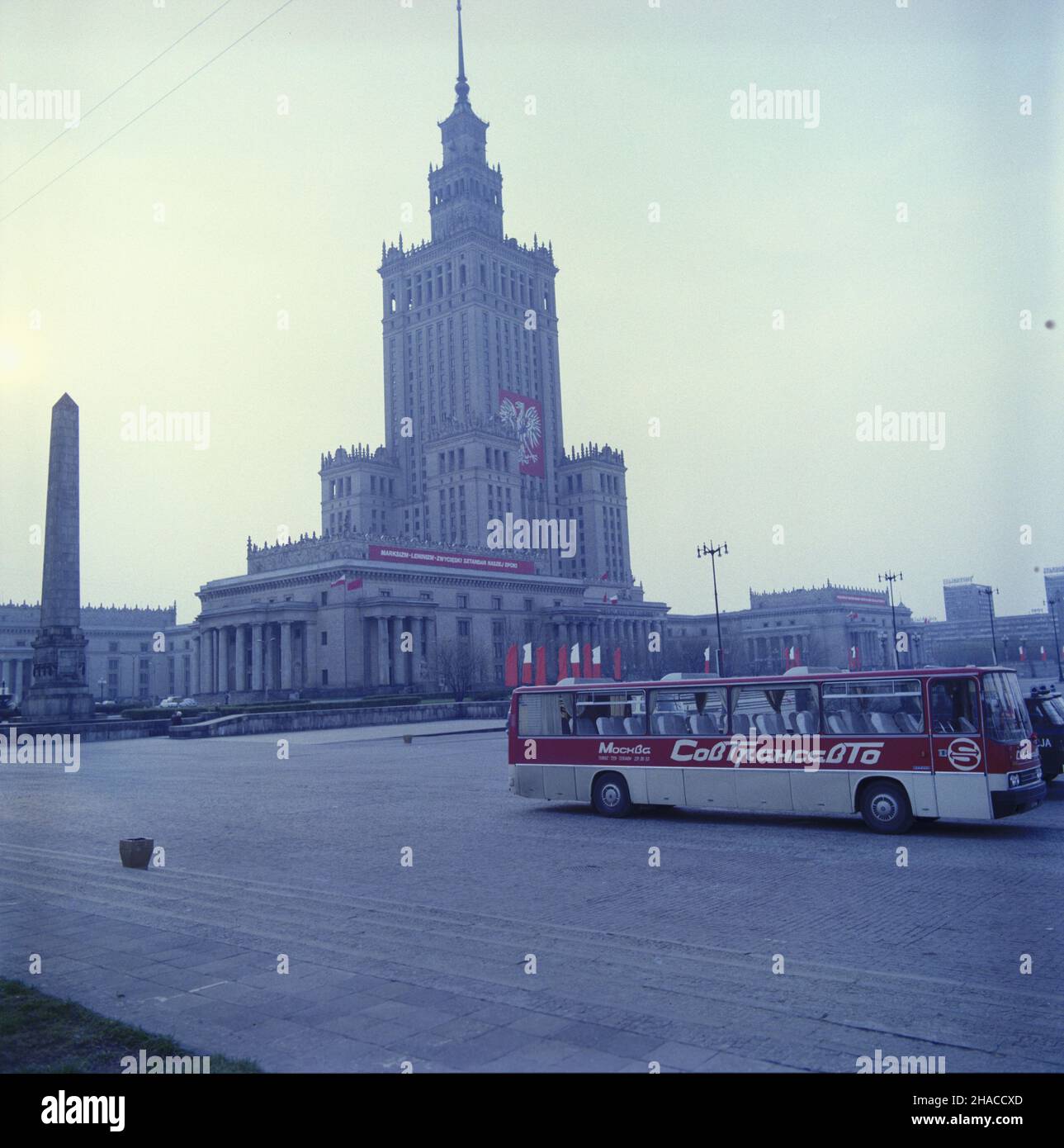 Warszawa 01.05.1980. Plac Defilad i Pa³ac Kultury i Nauki, udekorowany z okazji Œwiêta pracy. NZ. na pierwszym planie radziecki autokar turystyczny z napisem Sowtransawto. mw PAP/Jan Morek Warschau, 1. Mai 1980. Defilad Square (Parade Square) und der Palast der Kultur und Wissenschaft für Mayday dekoriert. Im Vordergrund ein sowjetischer Reisebus mit dem Logo Sovtransavto. mw PAP/Jan Morek Stockfoto