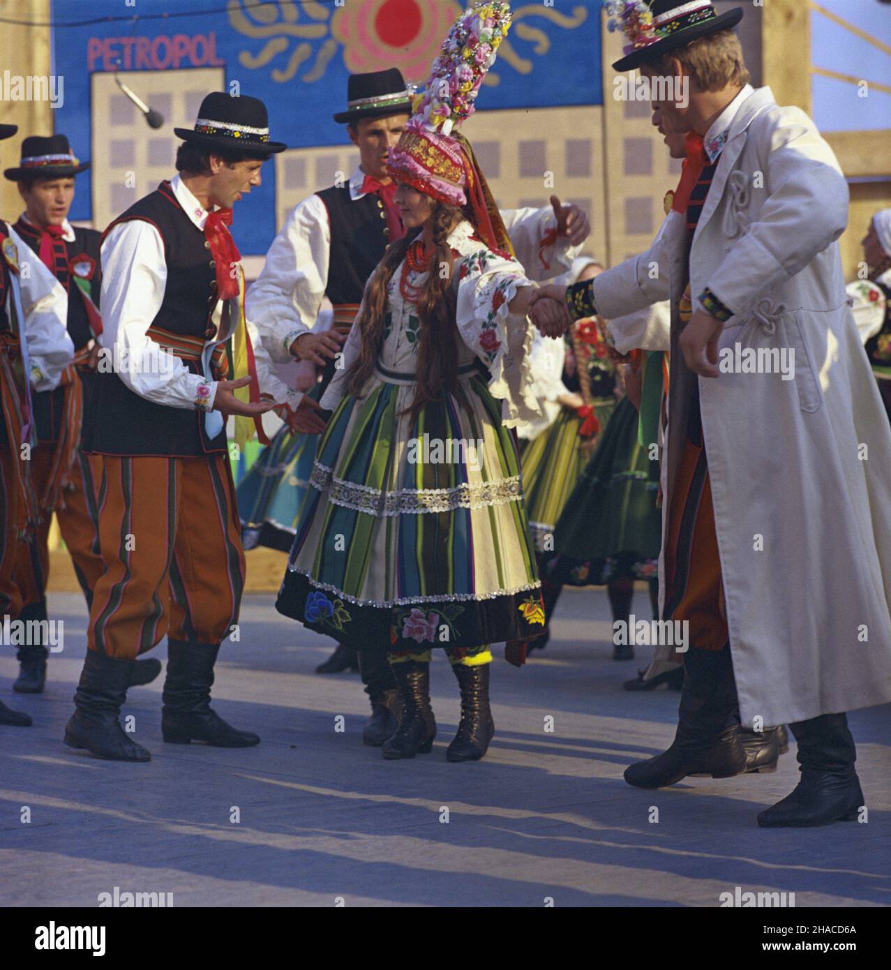 P³ock 06,1980. XIV Ogólnopolski Festiwal Folkloru i Sztuki Ludowej w dniach 20-22 czerwca. Estrady dla kapel ludowych i dla Teatrów Obrzêdowych ustawione zosta³y na placu Gabriela Narutowicza i przed ratuszem na placu Marcelego Nowotki. uu PAP/Tomasz Listopadzki Dok³adny dzieñ wydarzenia nieustalony. Plock Juni 1980. Das Nationale Folklore- und Volkskunstfest 14th am 20-22. Juni. Bühnen für Volksbands und rituelle Theater auf dem Gabriel-Narutowicz-Platz und vor dem Rathaus am Marceli Nowotko-Platz. uu PAP/Tomasz Listopadzki genaues Datum unbekannt. Stockfoto