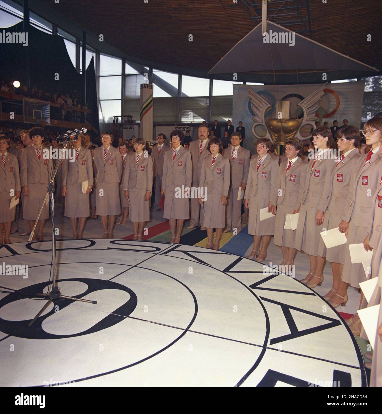 Warszawa 13.07.1980. W Akademii Wychowania Fizycznego odby³o siê uroczyste œlubowanie polskiej kadry sportowej przed wyjazdem na XXII Igrzyska Olimpijskie w Moskwie. NZ. m.in. Irena Szewiñska (9P), która w imieniu kole¿anek i kolegów z³o¿y³a œlubowanie, Grad¿yna Rabsztyn (L, ciemne w³osy). uu PAP/Tomasz Listopadzki Warschau, Polen, 13. Juli 1980. Die polnische Athletin Irena Szewinska (9-R), im Namen der polnischen Nationalmannschaft, nimmt den Eid zusammen mit Grazyna Rasztyn (L) und anderen Athleten während einer offiziellen Eid-Zeremonie vor den XXII. Olympischen Spielen in Moskau an der Akademie für Körpererziehung in W ab Stockfoto