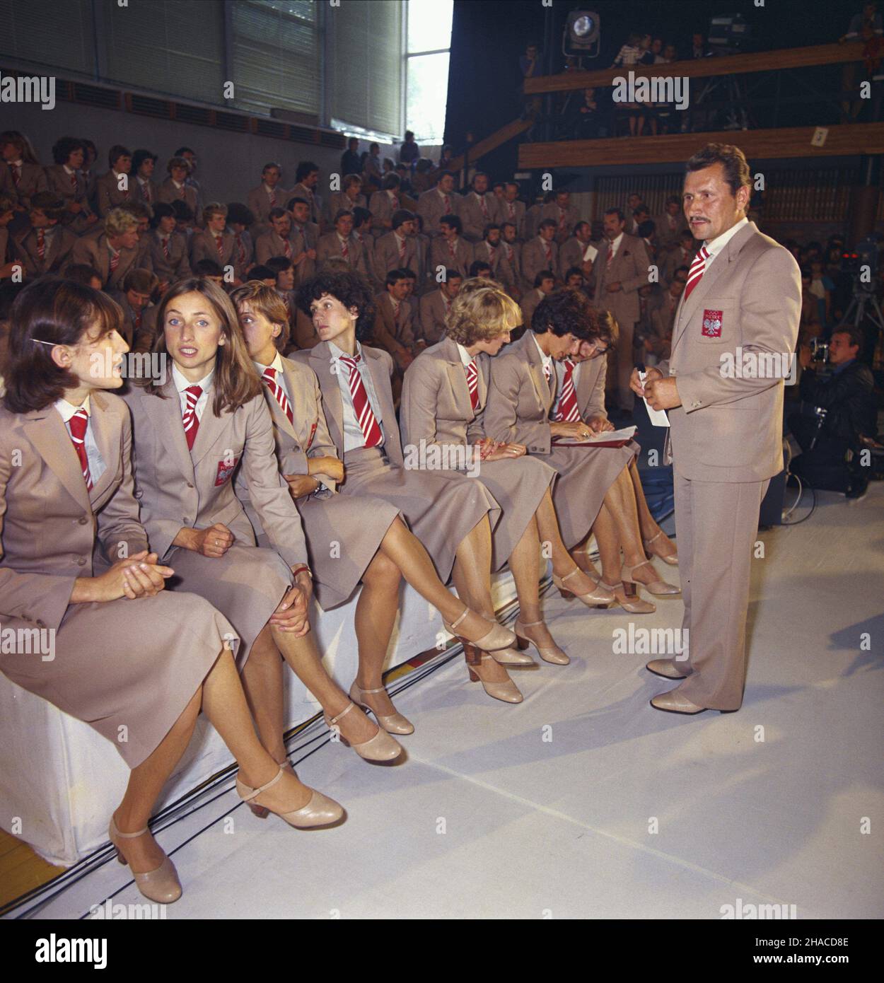 Warszawa 13.07.1980. W Akademii Wychowania Fizycznego odby³o siê uroczyste œlubowanie polskiej kadry sportowej przed wyjazdem na XXII Igrzyska Olimpijskie w Moskwie. NZ. m.in. Lucyna langer (2L), Grad¿yna Rabsztyn (3L, ciemne w³osy), Irena Szewiñska (5L, ciemne w³osy). uu PAP/Tomasz Listopadzki Warschau, Polen, 13. Juli 1980. Die polnischen Athleten Lucyna langer (2-L), Grazyna Rasztyn (3-L) und Irena Szewinska (5-L) sitzen während der Eid-Zeremonie der polnischen Nationalmannschaft vor den XXII. Olympischen Spielen in Moskau an der Akademie für Körpererziehung in Warschau. PAP/TOMASZ LISTOPADZKI Stockfoto