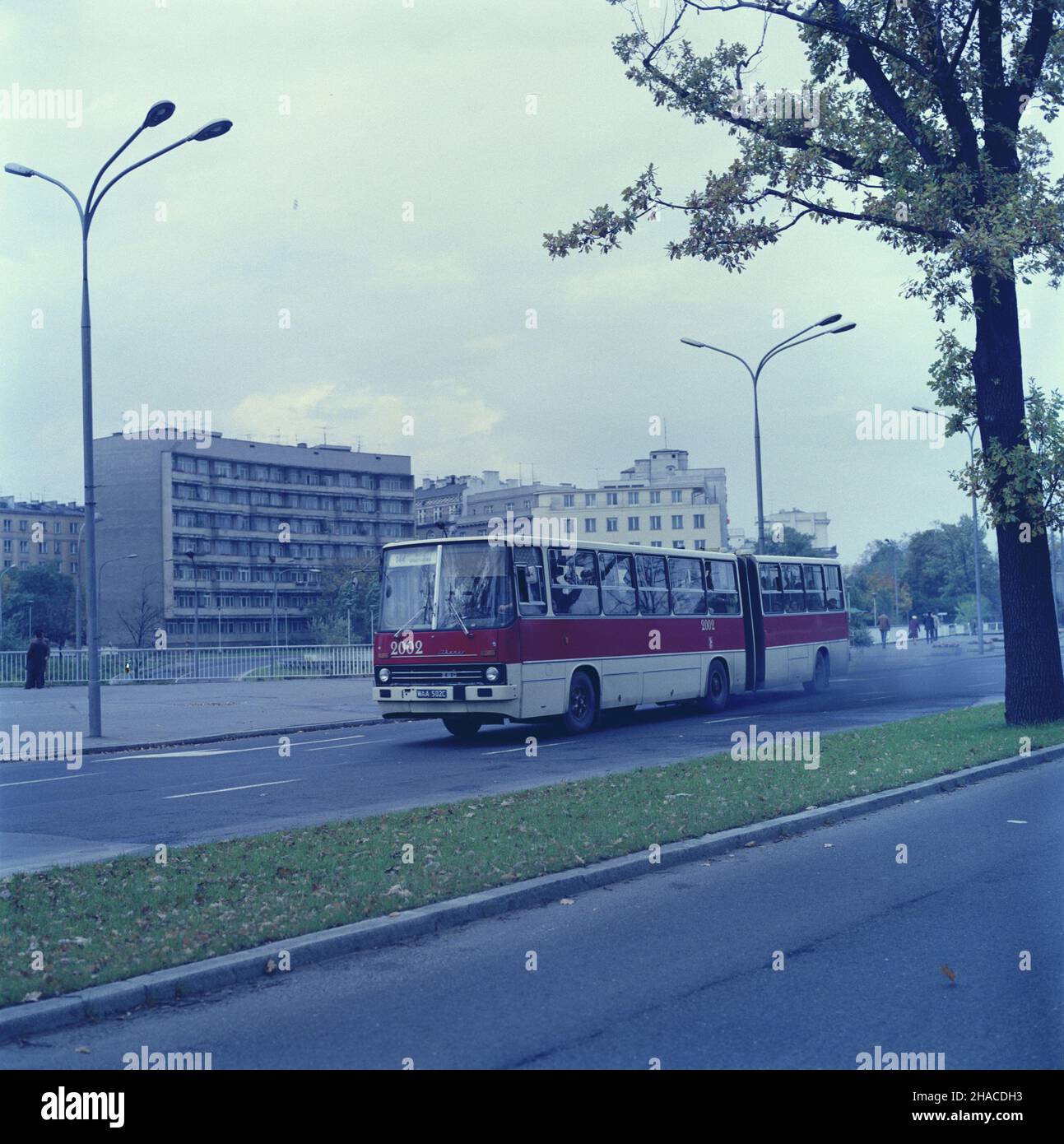 Warszawa 10,1980. Ruch uliczny. NZ. autobus Ikarus komunikacji miejskiej na placu Na Rozdro¿u. msa PAP/Tomasz Pra¿mowski Dok³adny dzieñ wydarzenia nieustalony. Warschau, Oktober 1980. Straßenverkehr. Im Bild: Ein öffentlicher Ikarus-Bus auf dem Na Rozdrozu-Platz. msa PAP/Tomasz Prazmowski Veranstaltungstag unbekannt Stockfoto