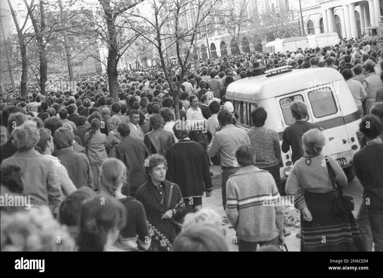 Warszawa 26.05.1981. Msza œwiêta dziêkczynno-b³agalna o zdrowie Papie¿a Jana Paw³a II po zamachu na jego ¿ycie w dniu 13 maja 1981 roku. Msza œwiêta spawowana przed koœcio³em akademickim pw. œw. Anny przy ul. Krakowskie Przedmieœcie zgromadzi³a t³umy mieszkañców stolicy. mta PAP/Andrzej Kossobudzki Or³owski Warschau, 26. Mai 1981. Danksagung und Fürbitte für die Heilung von Papst Johannes Paul II. Nach dem Beurteilungsversuch in seinem Leben am 13. Mai 1981. Die Messe, die vor der St. Anna-Universitätskirche in der Krakowskie Przedmiescie Straße angeboten wurde, zog Scharen von Warschauer Residen an Stockfoto