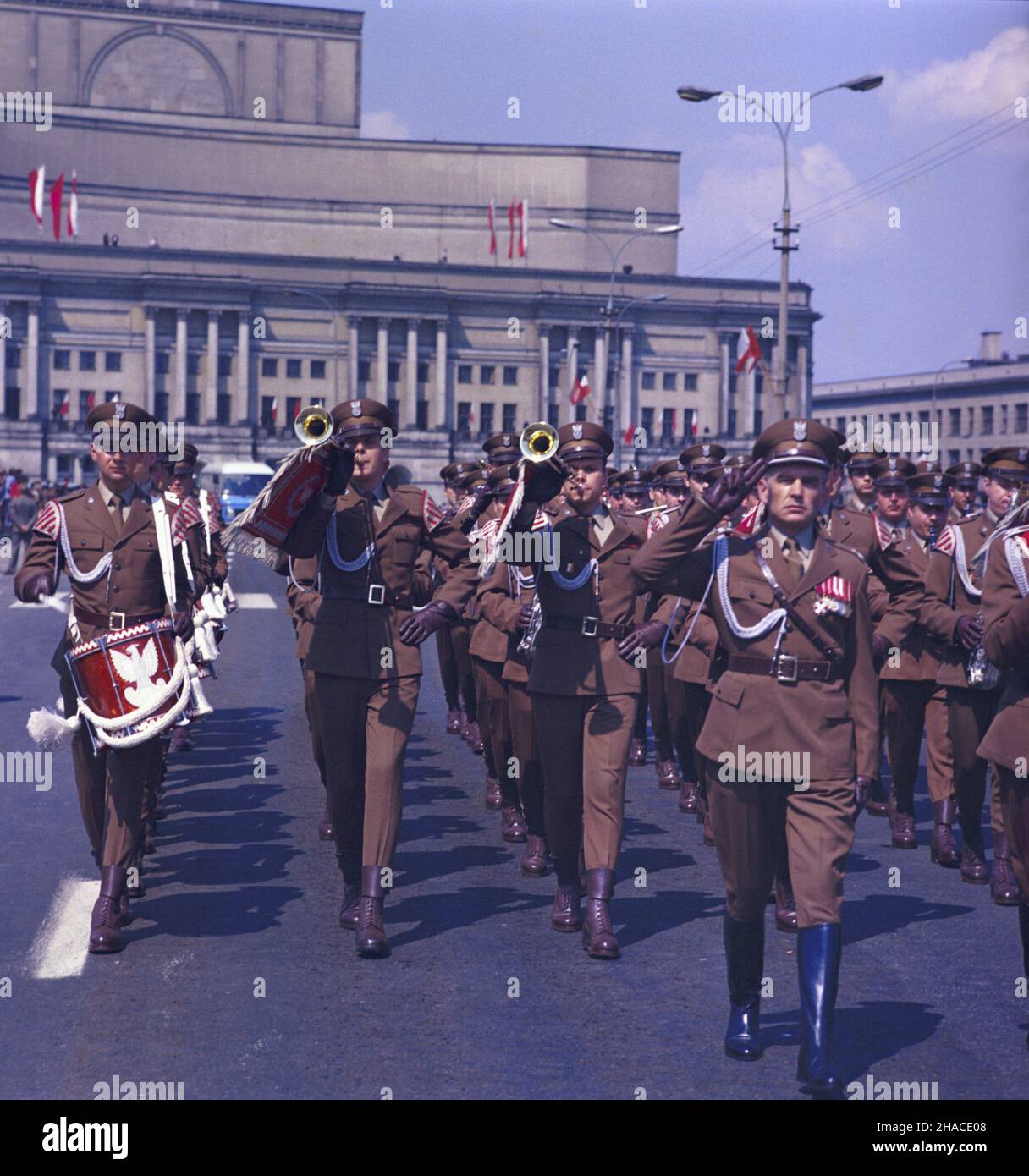 Warszawa 09.05.1981. Obchody Dnia Zwyciêstwa. Nz. Orkiestra Reprezentacyjna Wojska Polskiego na placu Zwyciêstwa. W g³êbi gmach Teatru Wielkiego. msa PAP/Jan Morek Warschau, 9. Mai 1981. Feierlichkeiten zum Siegestag. Im Bild: Das Polnische Armeeorchester auf dem Zwyciestwa-Platz. Im Hintergrund die Warschauer Oper. msa PAP/Jan Morek Stockfoto