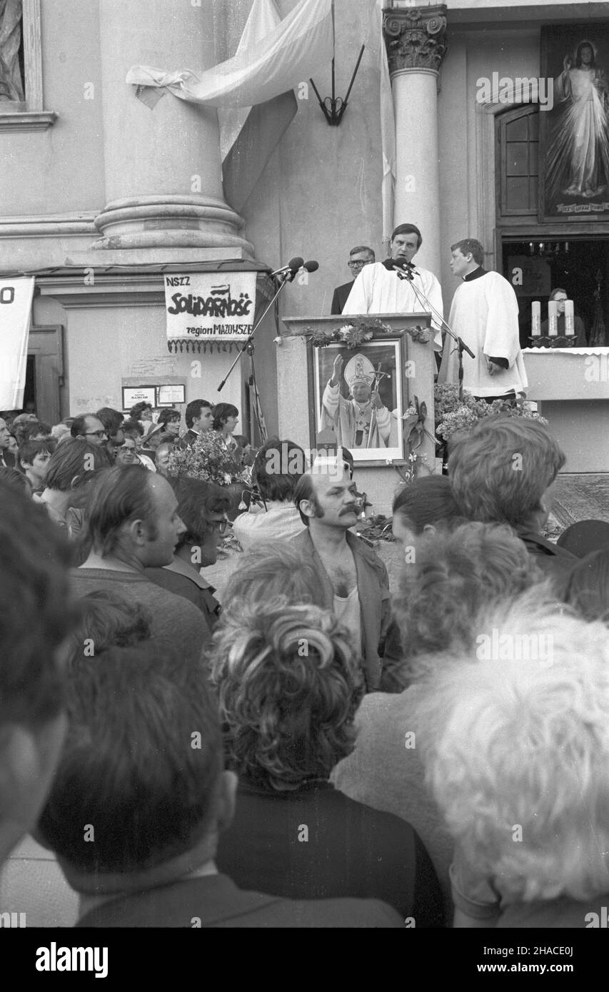 Warszawa 26.05.1981. Msza œwiêta dziêkczynno-b³agalna o zdrowie Papie¿a Jana Paw³a II po zamachu na jego ¿ycie w dniu 13 maja 1981 roku. Msza œwiêta spawowana przed koœcio³em akademickim pw. œw. Anny przy ul. Krakowskie Przedmieœcie zgromadzi³a t³umy mieszkañców stolicy. mta PAP/Andrzej Kossobudzki Or³owski Warschau, 26. Mai 1981. Danksagung und Fürbitte für die Heilung von Papst Johannes Paul II. Nach dem Beurteilungsversuch in seinem Leben am 13. Mai 1981. Die Messe, die vor der St. Anna-Universitätskirche in der krakowskie Przedmiescie Straße angeboten wurde, zog Scharen von Warschauer Residen an Stockfoto