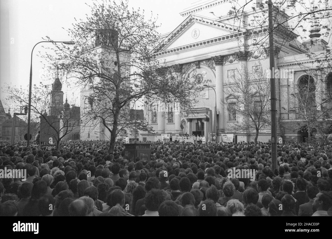 Warszawa 26.05.1981. Msza œwiêta dziêkczynno-b³agalna o zdrowie Papie¿a Jana Paw³a II po zamachu na jego ¿ycie w dniu 13 maja 1981 roku. Msza œwiêta spawowana przed koœcio³em akademickim pw. œw. Anny przy ul. Krakowskie Przedmieœcie zgromadzi³a t³umy mieszkañców stolicy. mta PAP/Andrzej Kossobudzki Or³owski Warschau, 26. Mai 1981. Danksagung und Fürbitte für die Heilung von Papst Johannes Paul II. Nach dem Beurteilungsversuch in seinem Leben am 13. Mai 1981. Die Messe, die vor der St. Anna-Universitätskirche in der krakowskie Przedmiescie Straße angeboten wurde, zog Scharen von Warschauer Residen an Stockfoto